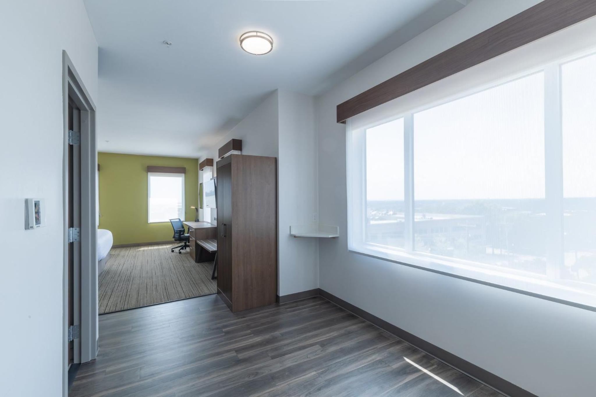 Standard King Room - Photo 10