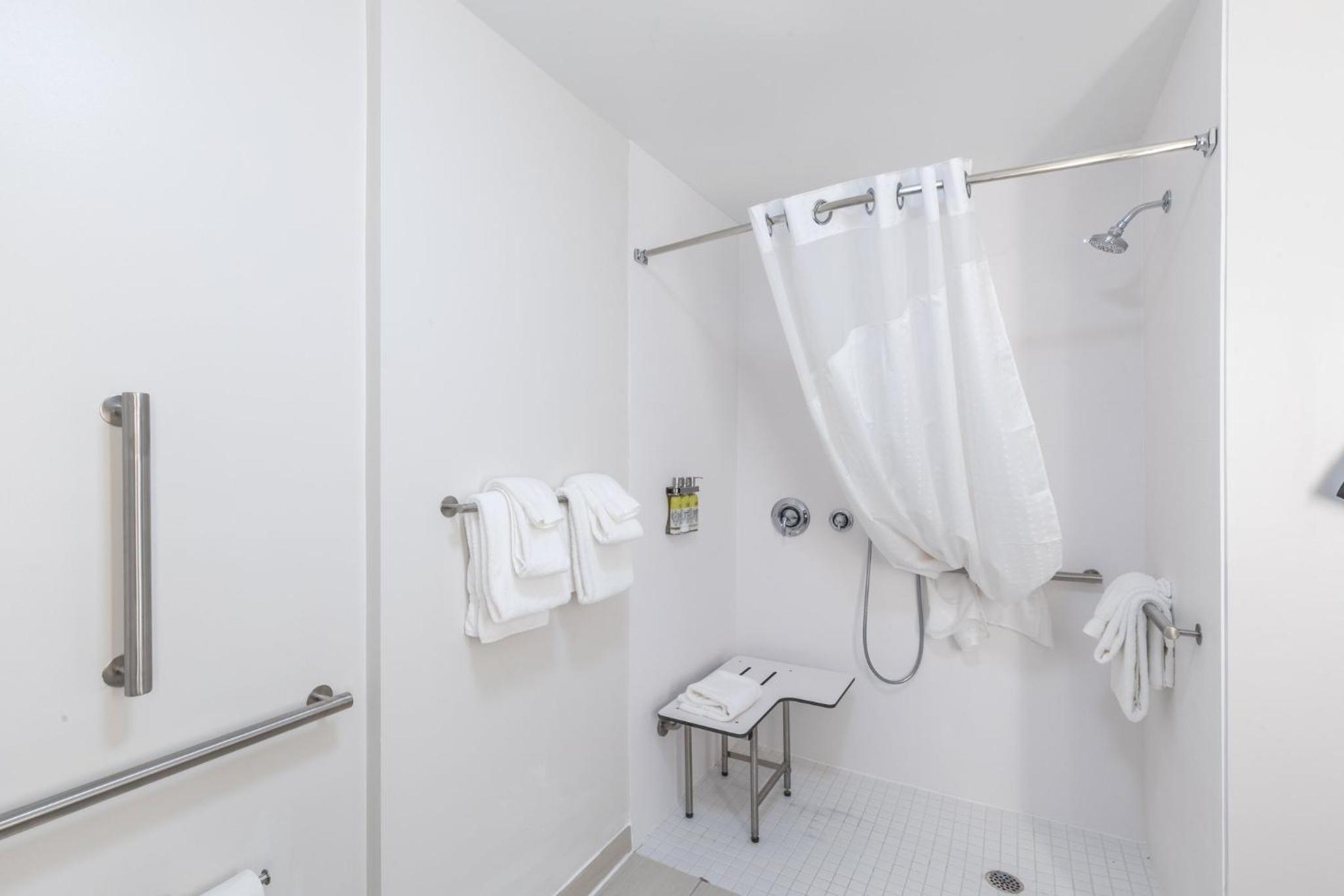 Queen Room with Two Queen Beds Hearing Accessible with Roll-In Shower - Non-Smoking - Photo 3