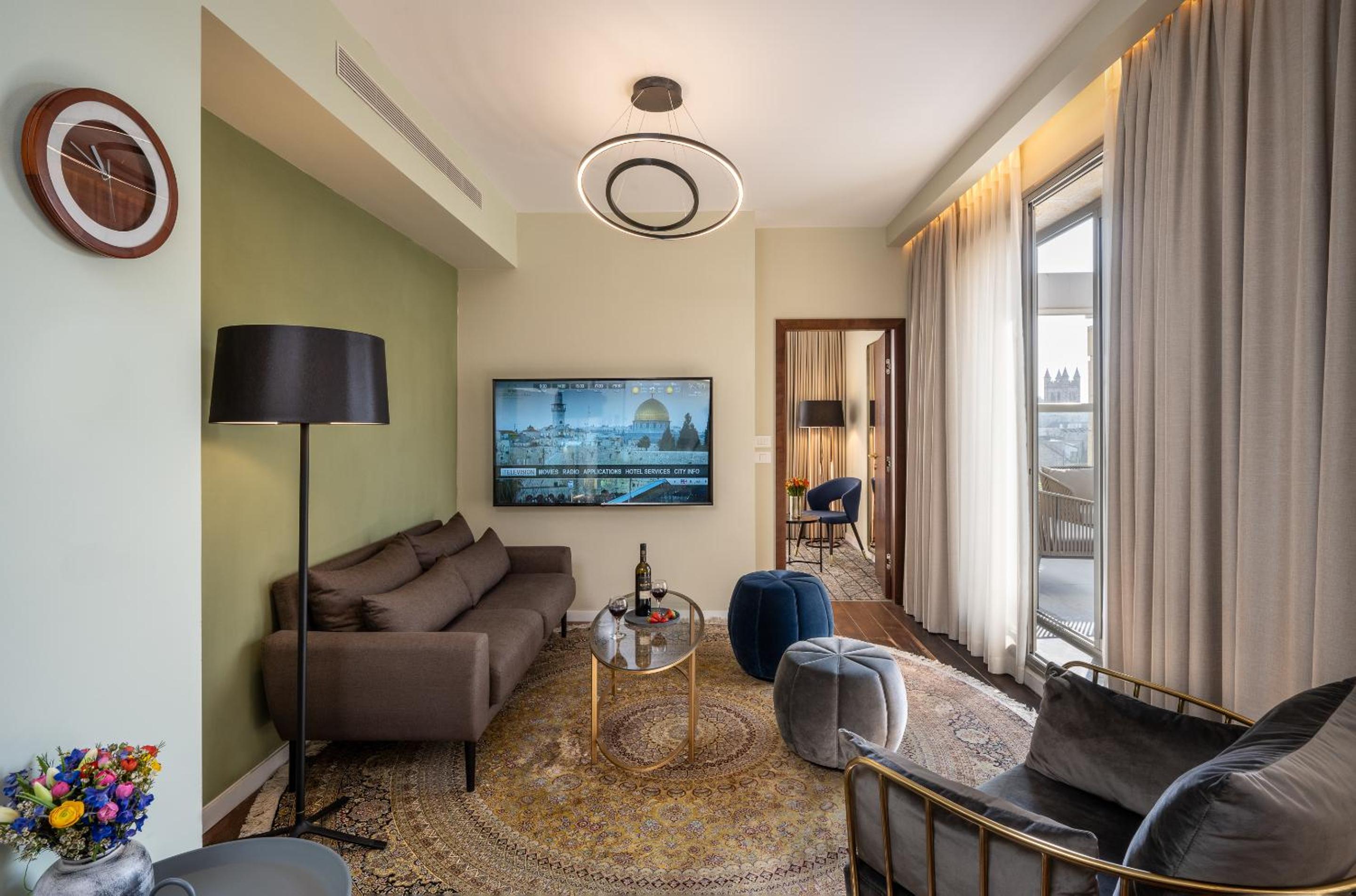 Premium Suite - Photo 11