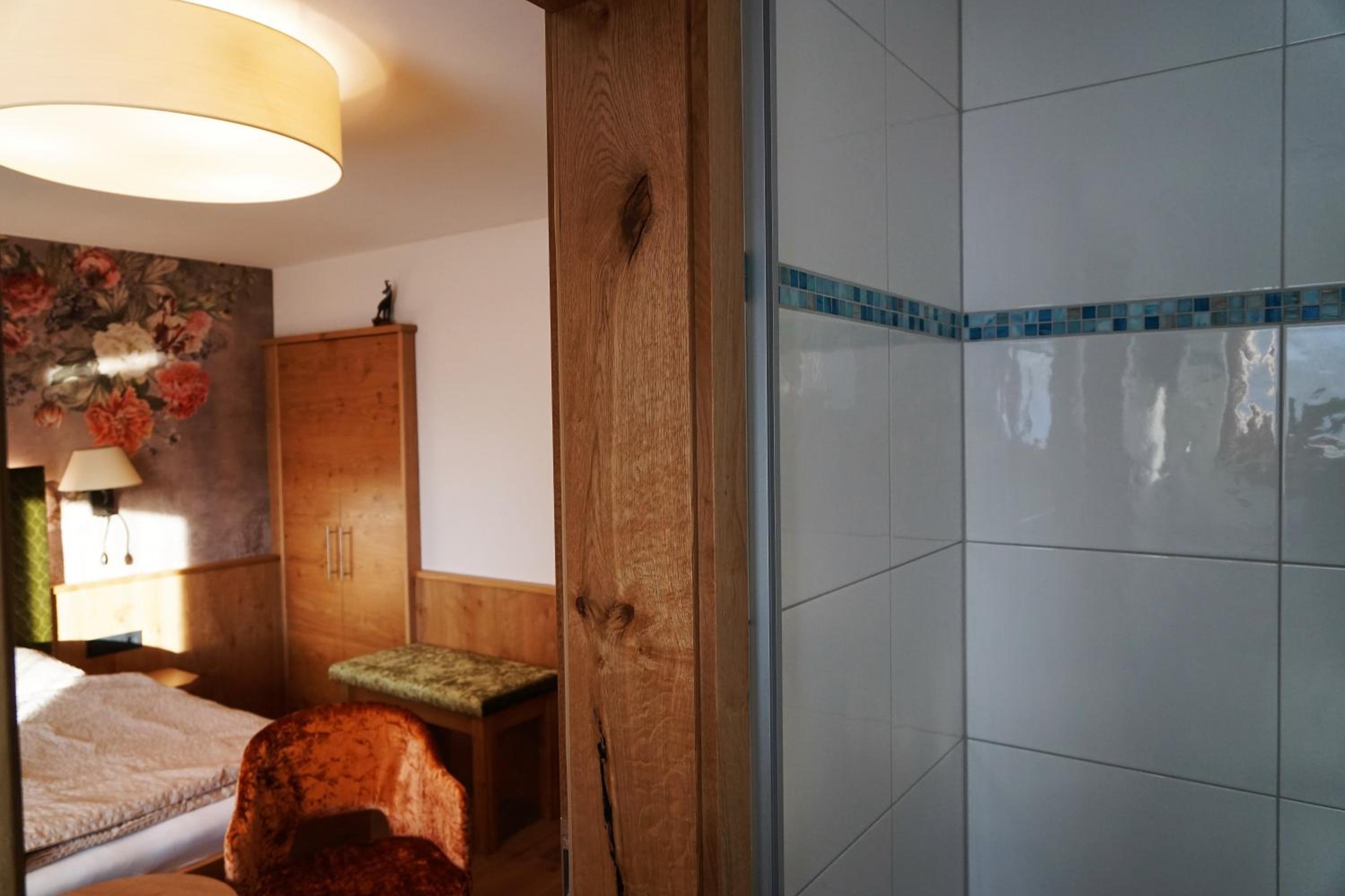 Double Room with Balcony - Photo 12