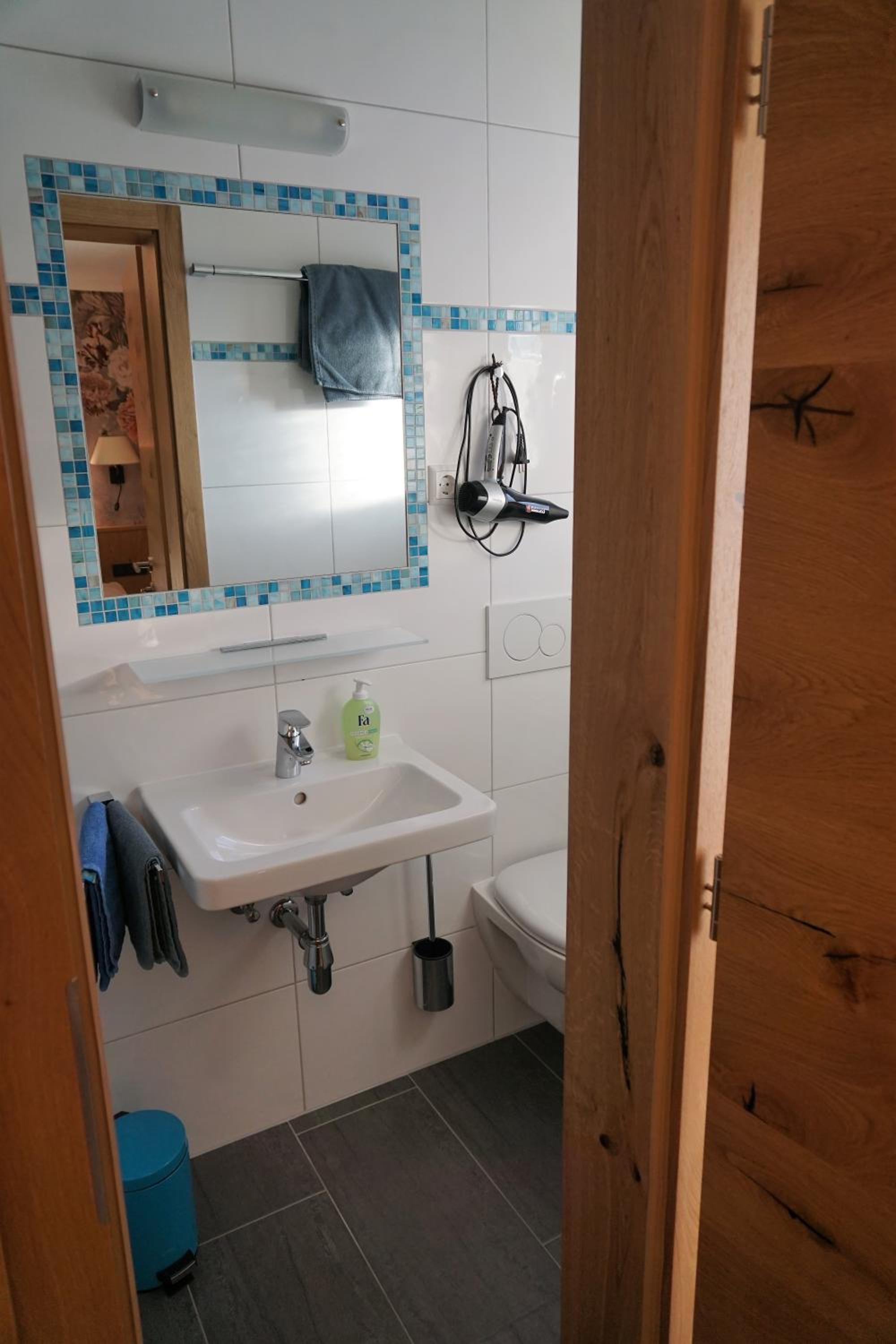 Double Room with Balcony - Photo 8