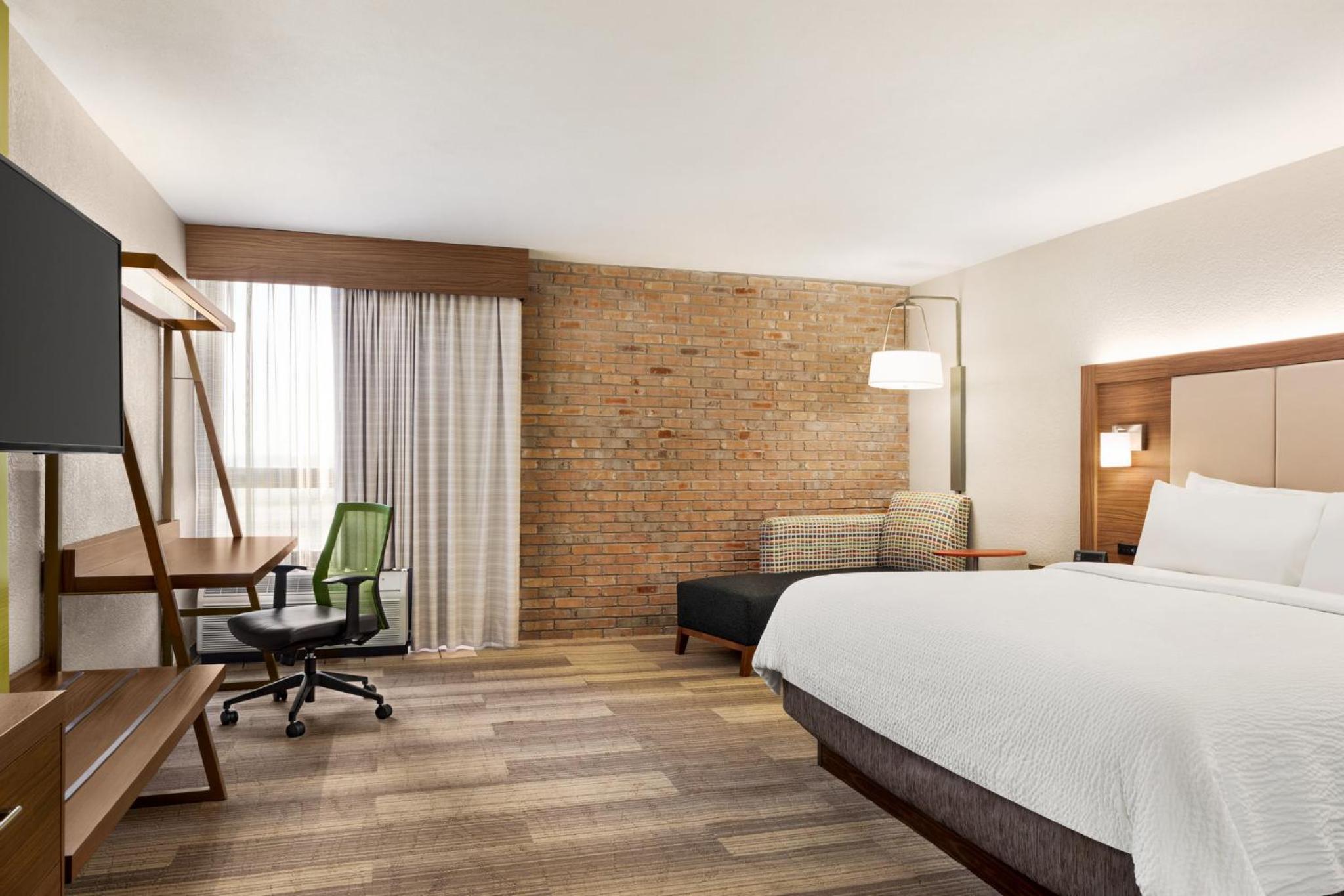 Standard King Room with Extra Space - Photo 3