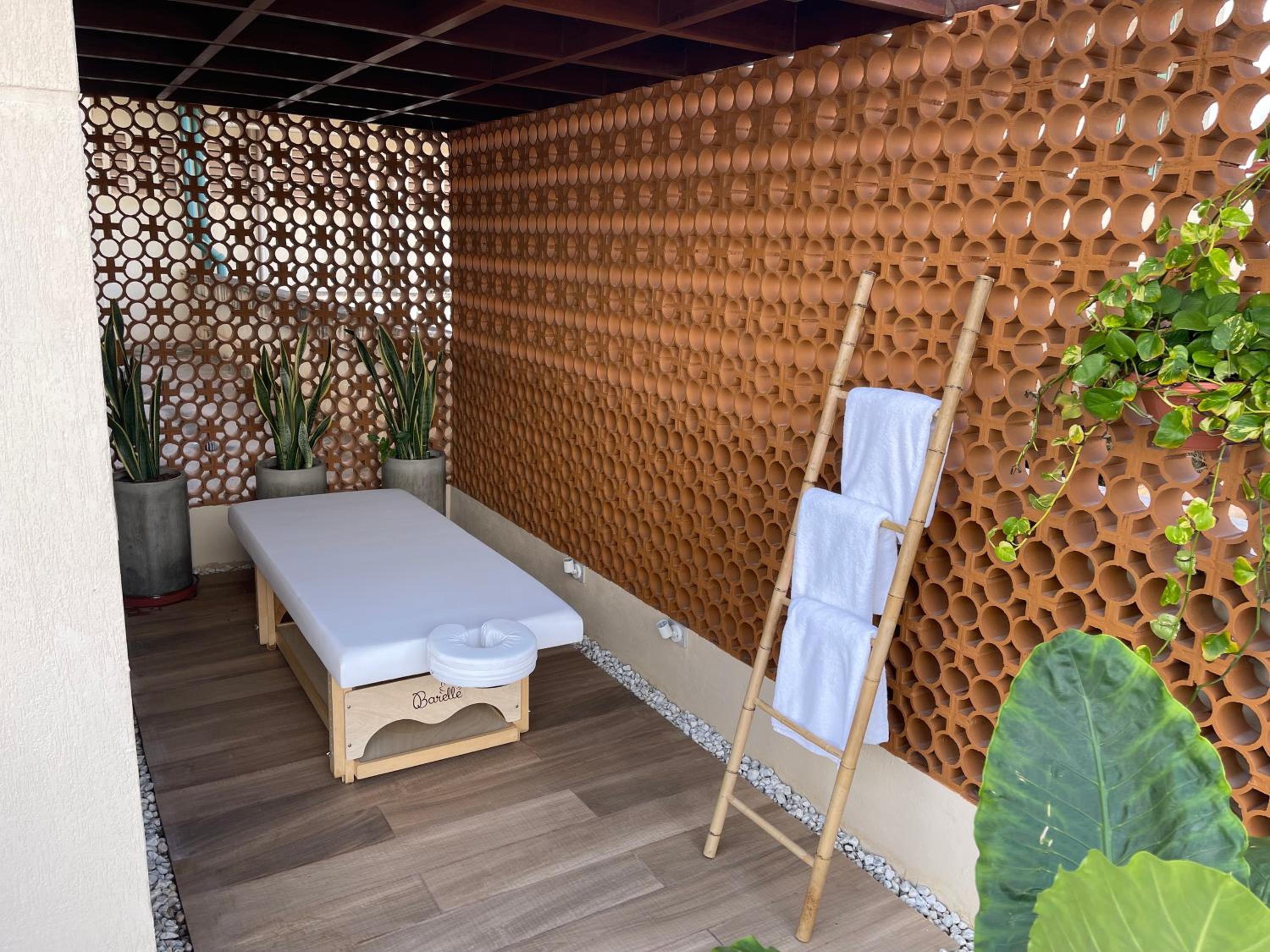 Lounge Suite with Private Pool and Hot Tub