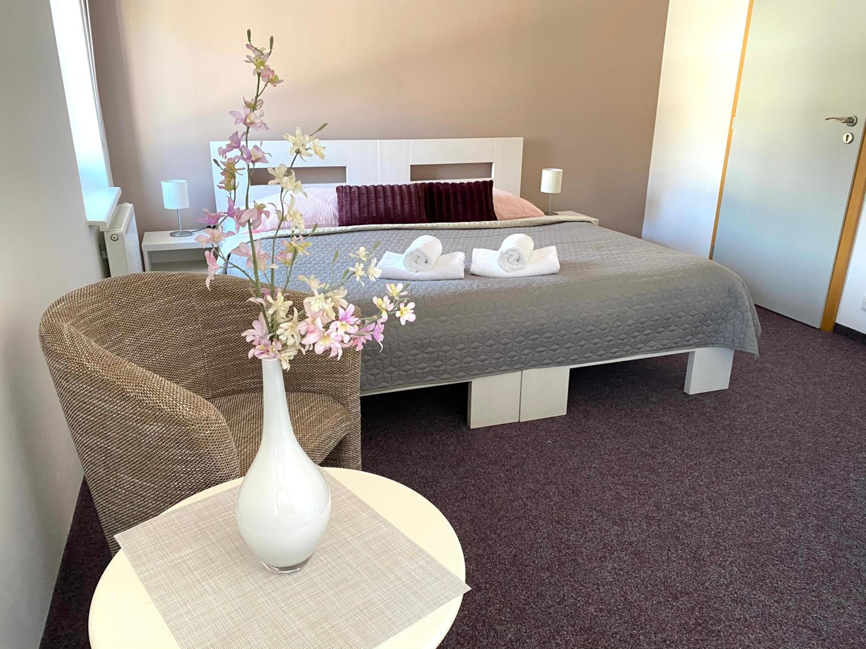 Twin Room with Private Bathroom photo 2