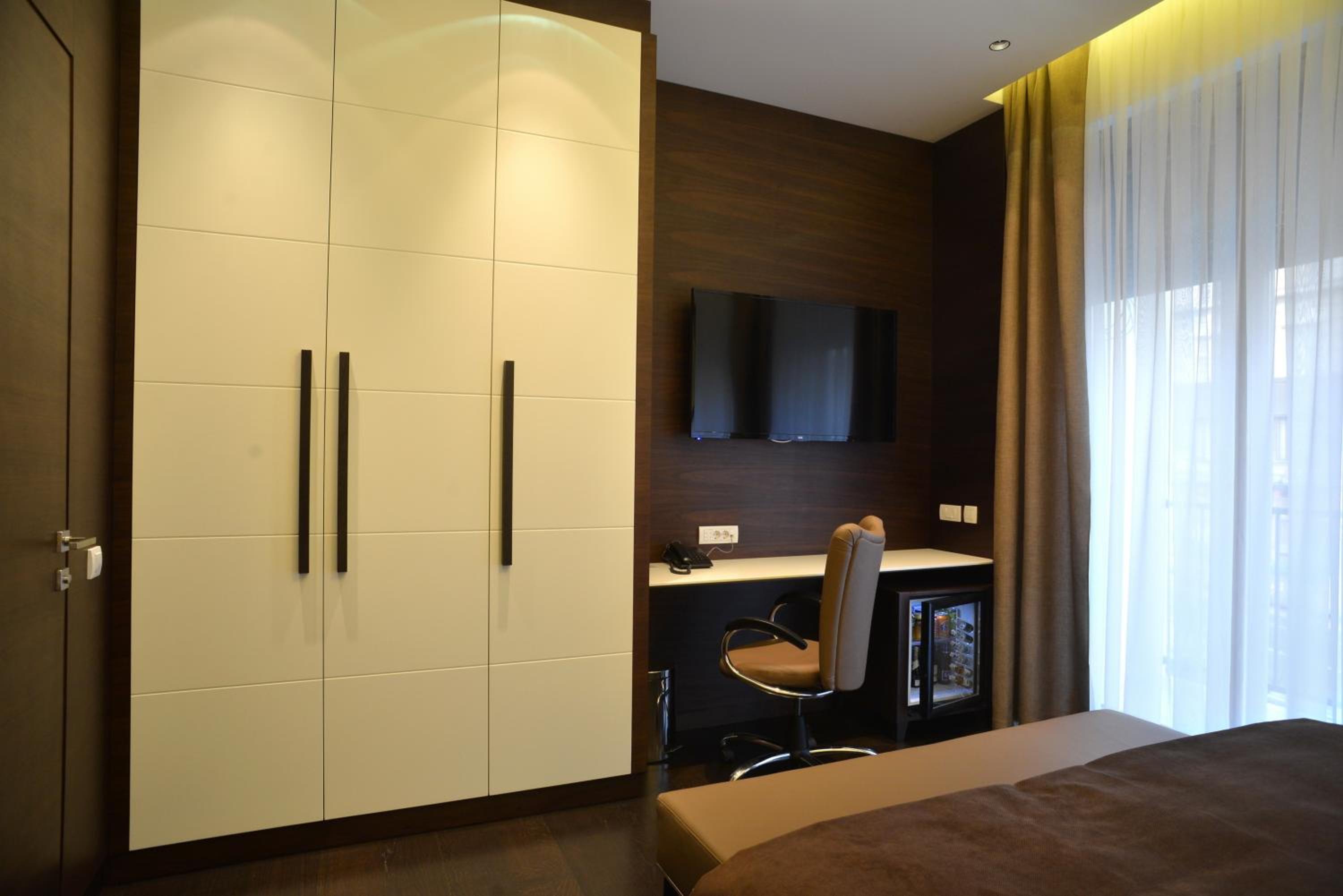 Luxury Suite with Free Parking - Photo 7