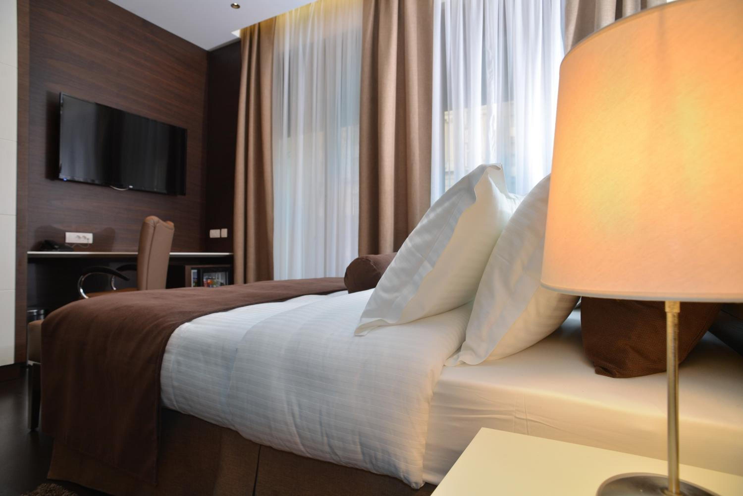 Luxury Suite with Free Parking - Photo 28