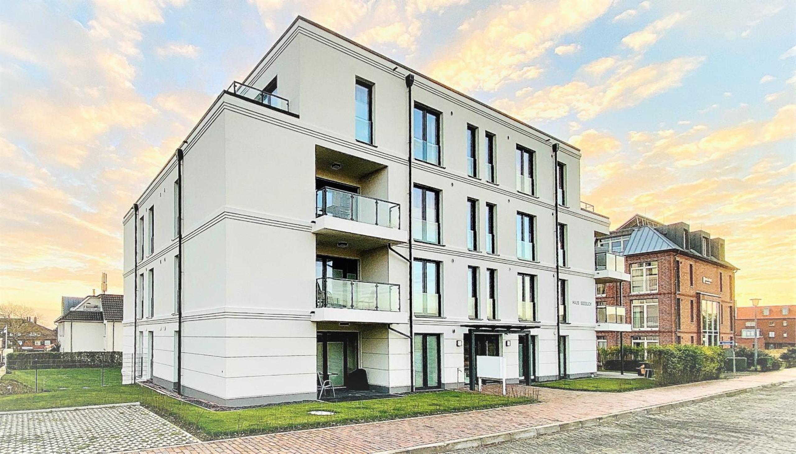 Apartment with Balcony photo 2