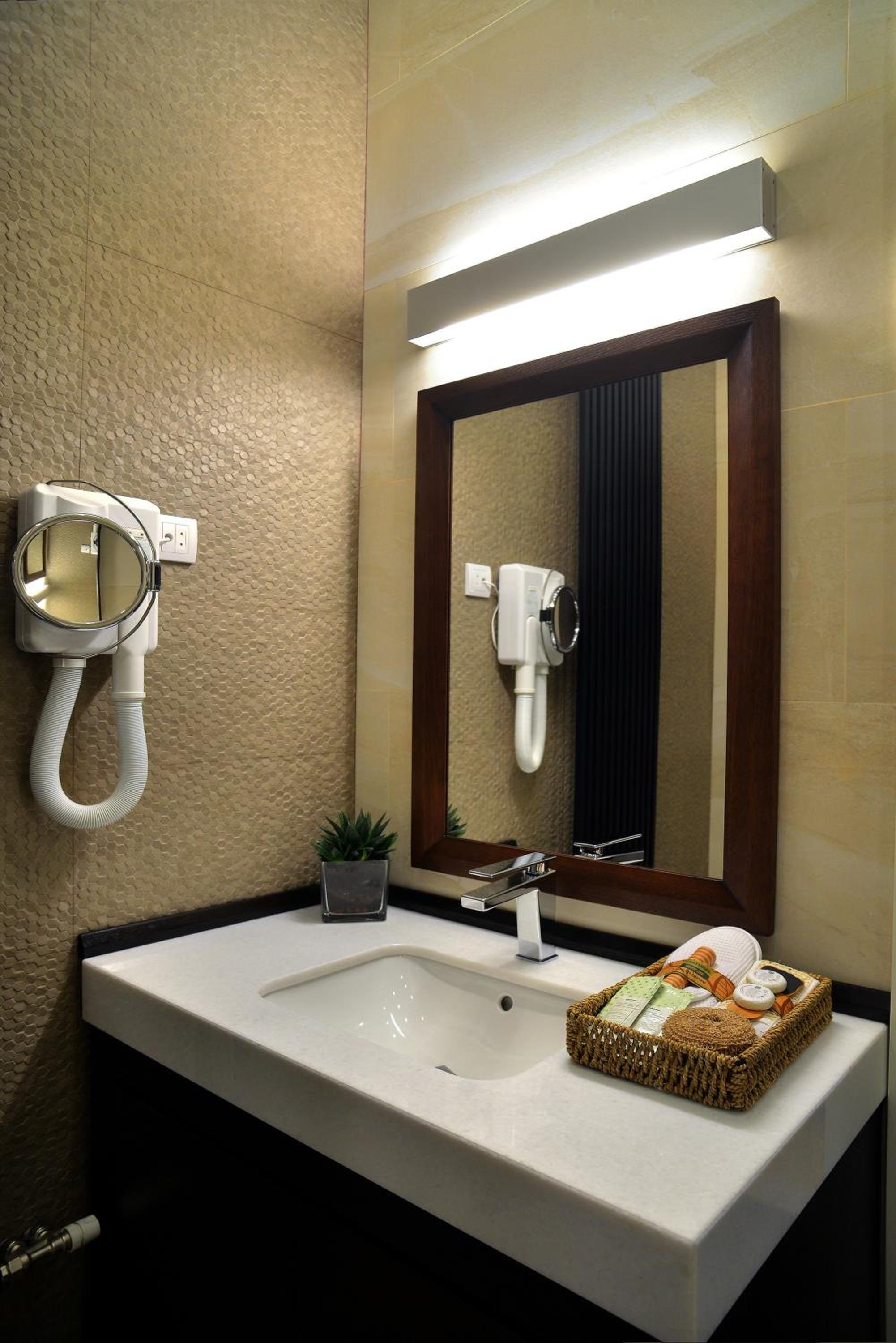 Luxury Suite with Free Parking - Photo 15