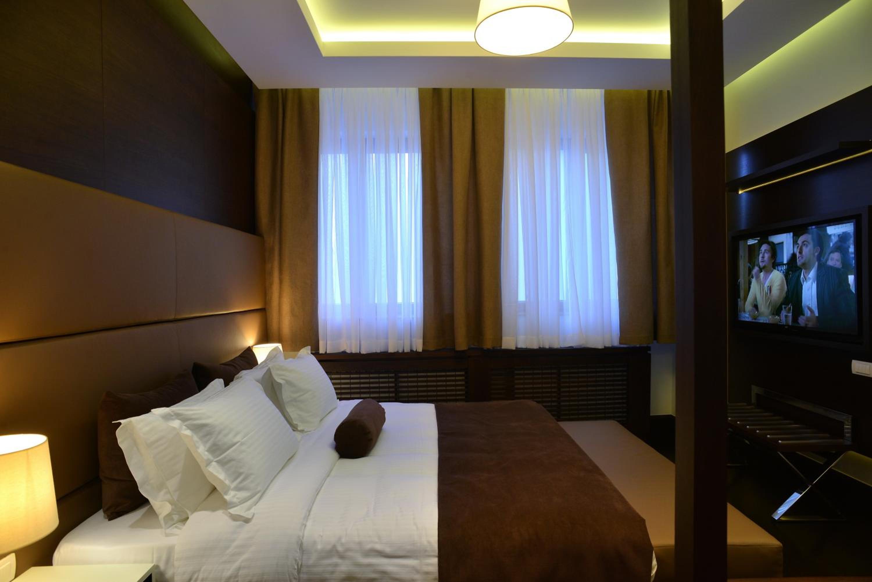 Luxury Suite with Free Parking - Photo 31