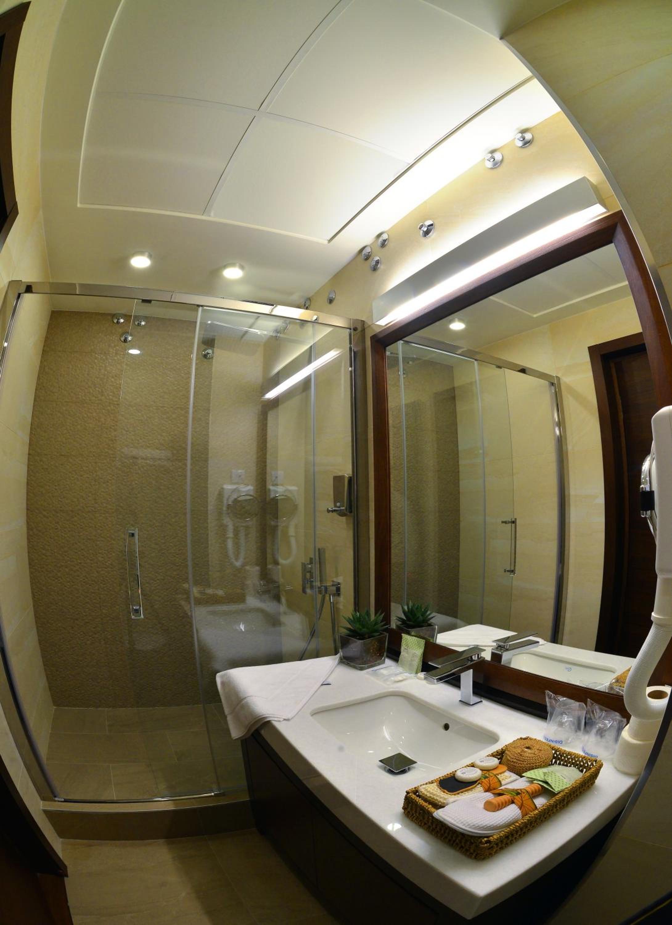 Luxury Suite with Free Parking - Photo 19