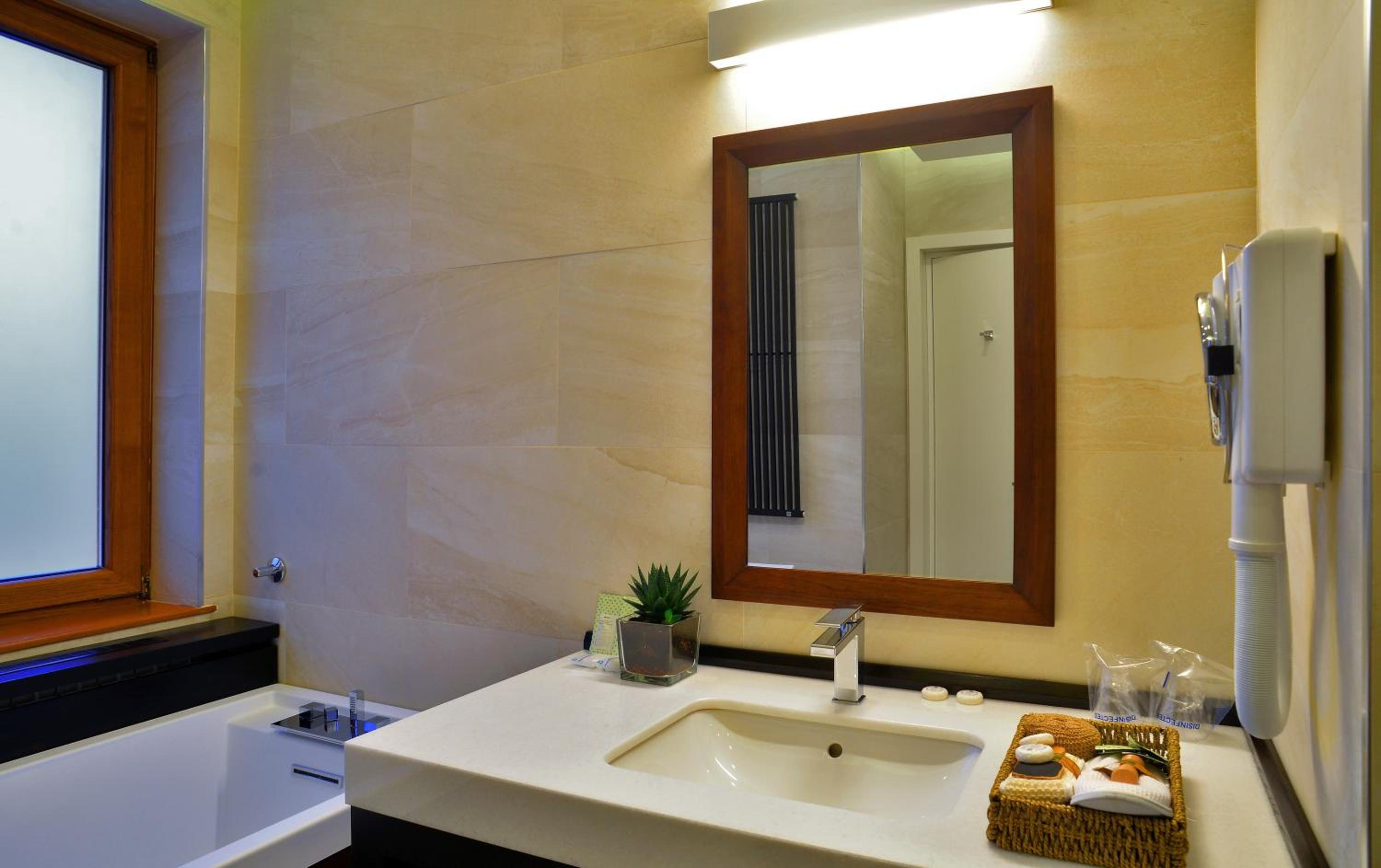 Superior King Suite with Free Parking - Photo 10