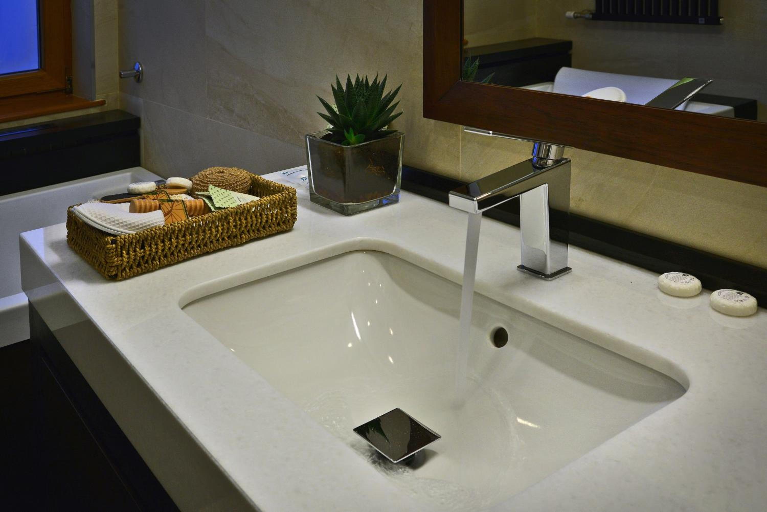 Superior King Suite with Free Parking - Photo 6