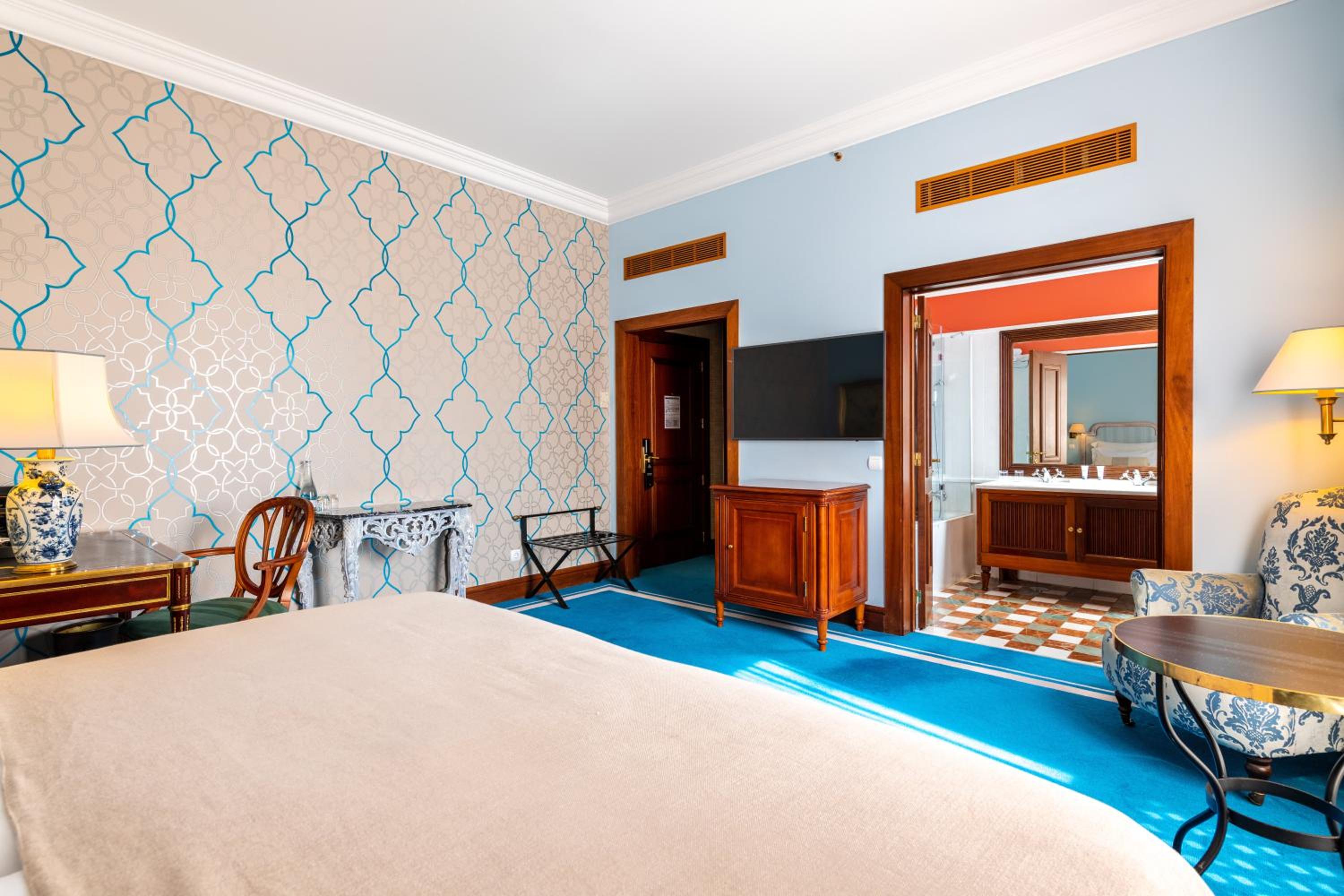 Deluxe Room with City View - Photo 4