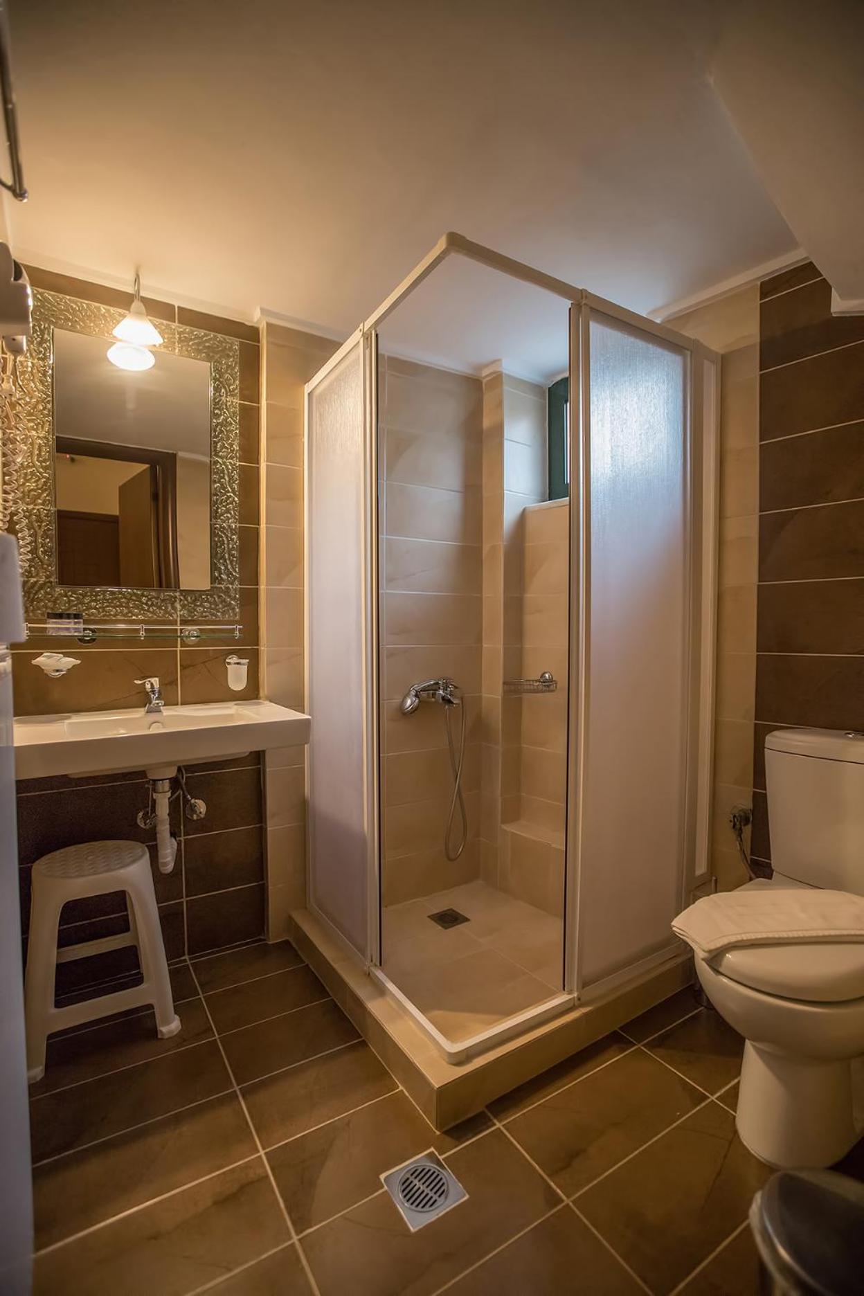 Triple Room with Lake View - Photo 8