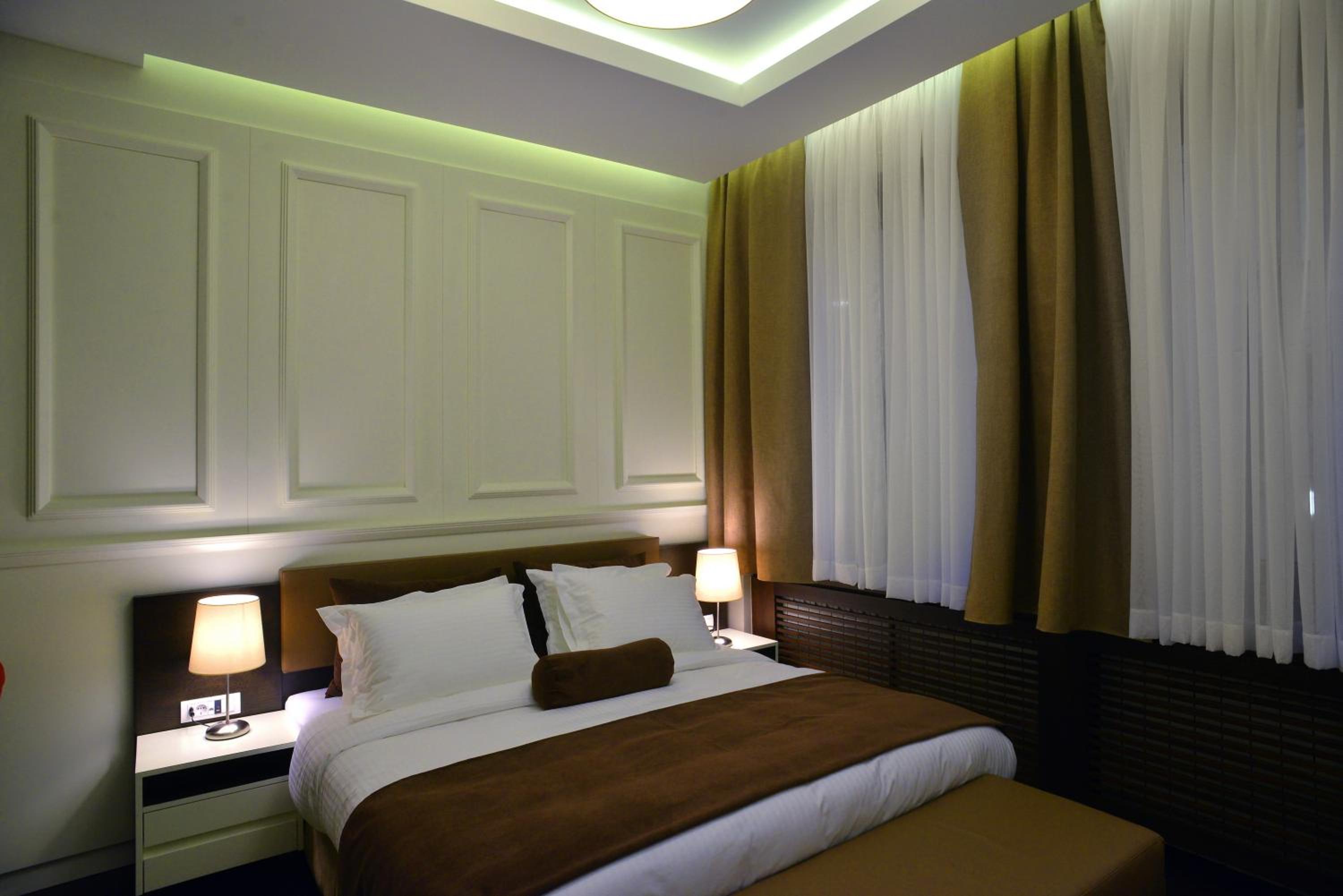 Luxury Suite with Free Parking - Photo 2