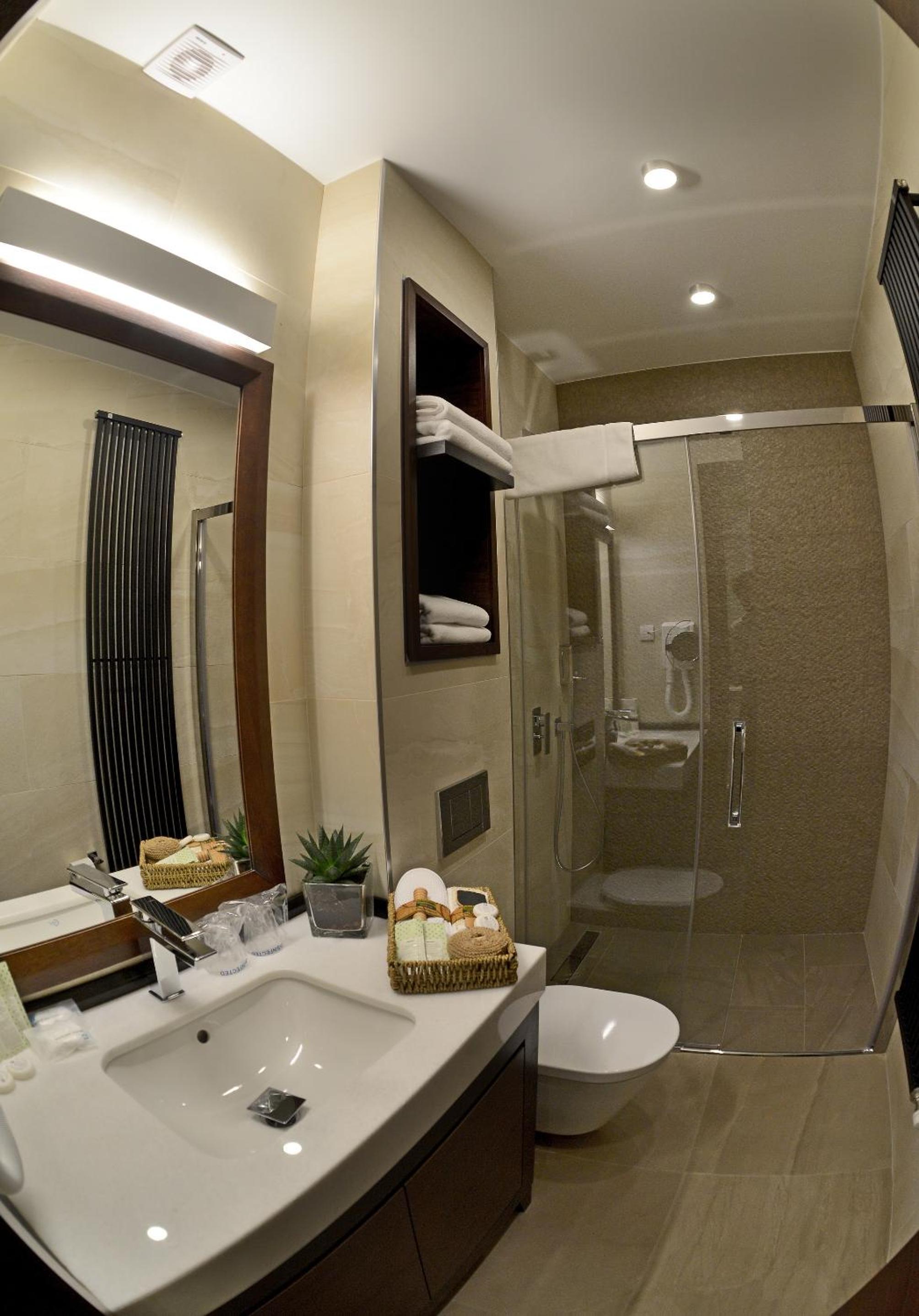 Luxury Suite with Free Parking - Photo 8
