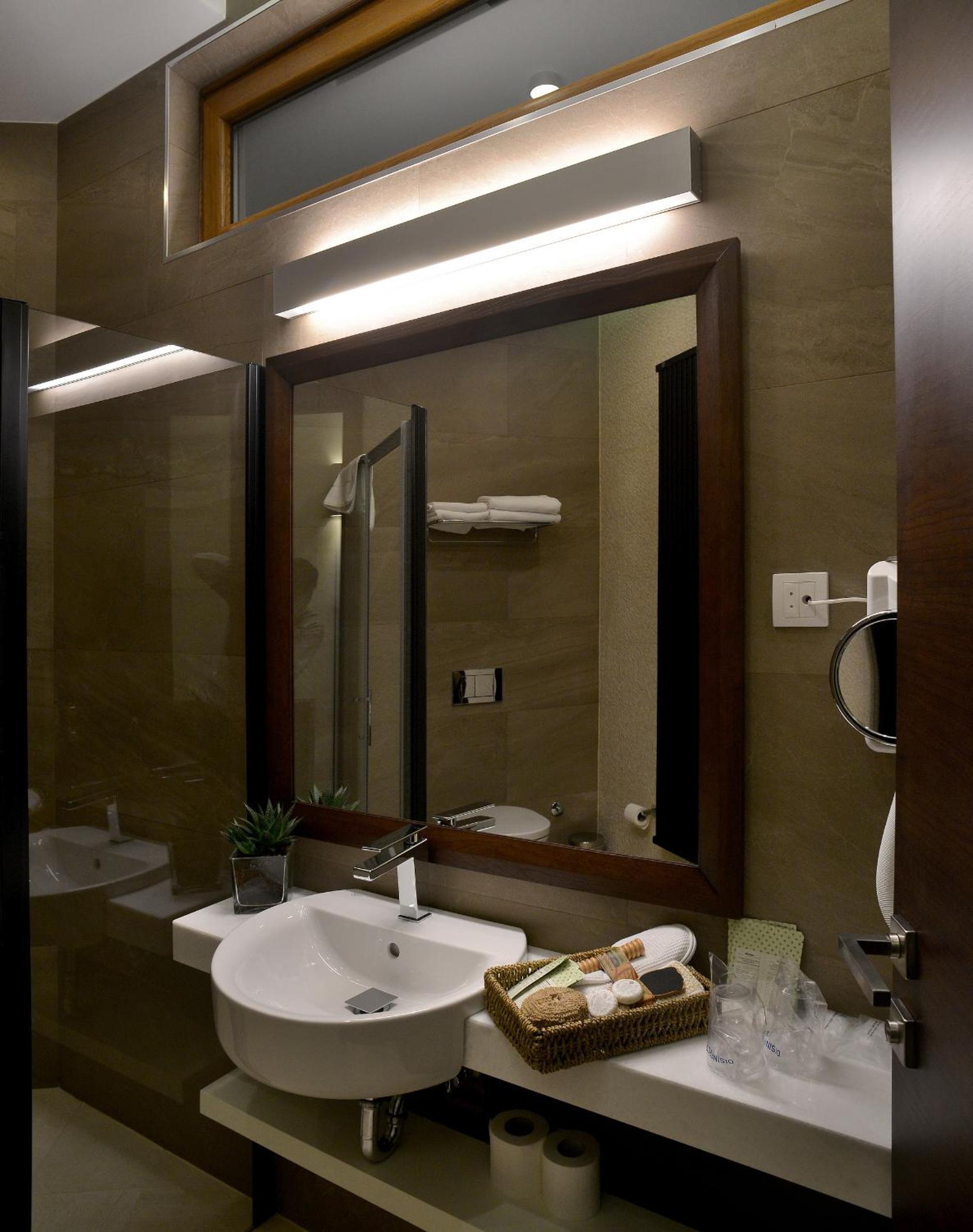 Superior King Suite with Free Parking - Photo 18