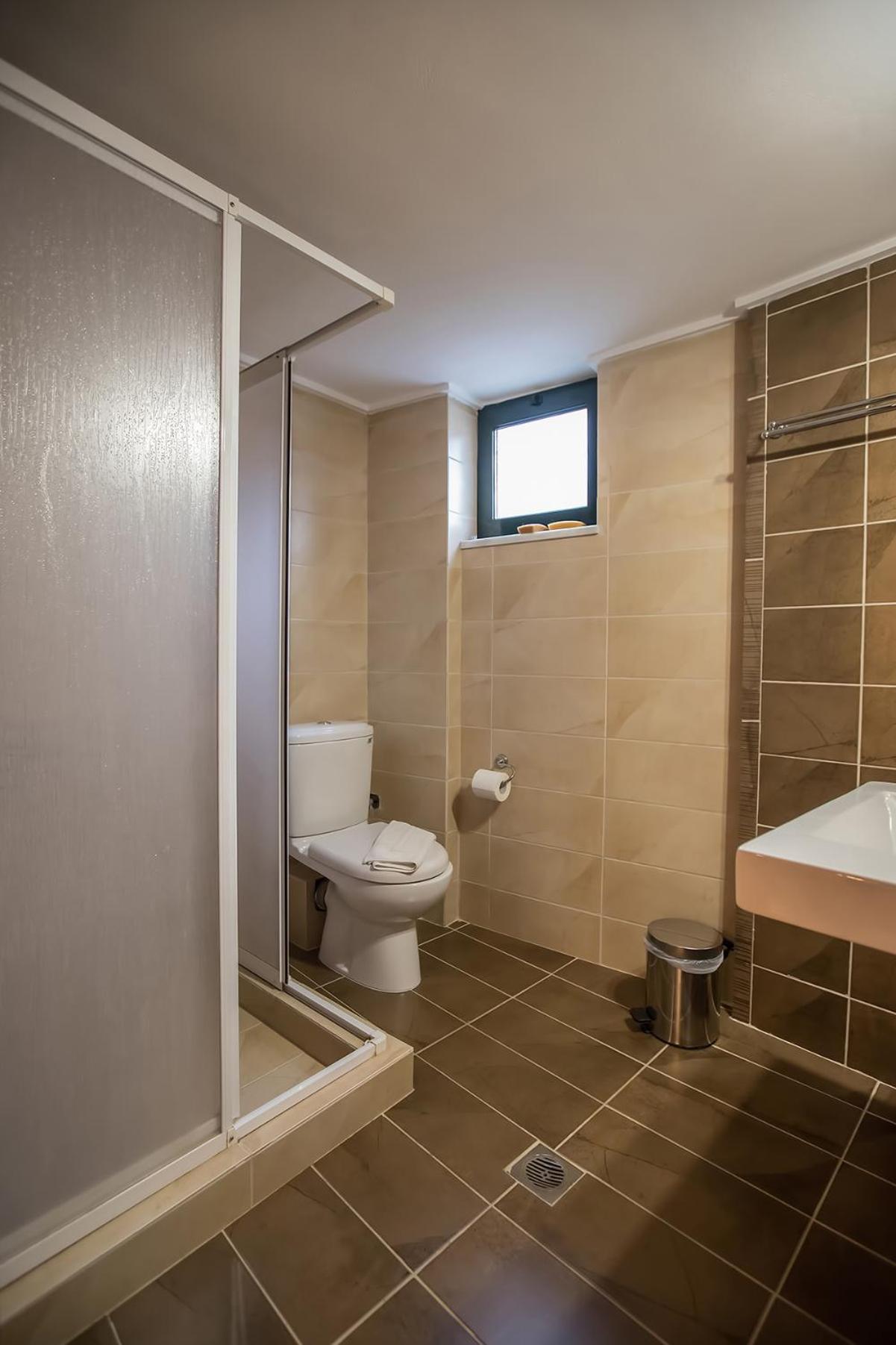 Double Room with Lake View - Photo 4