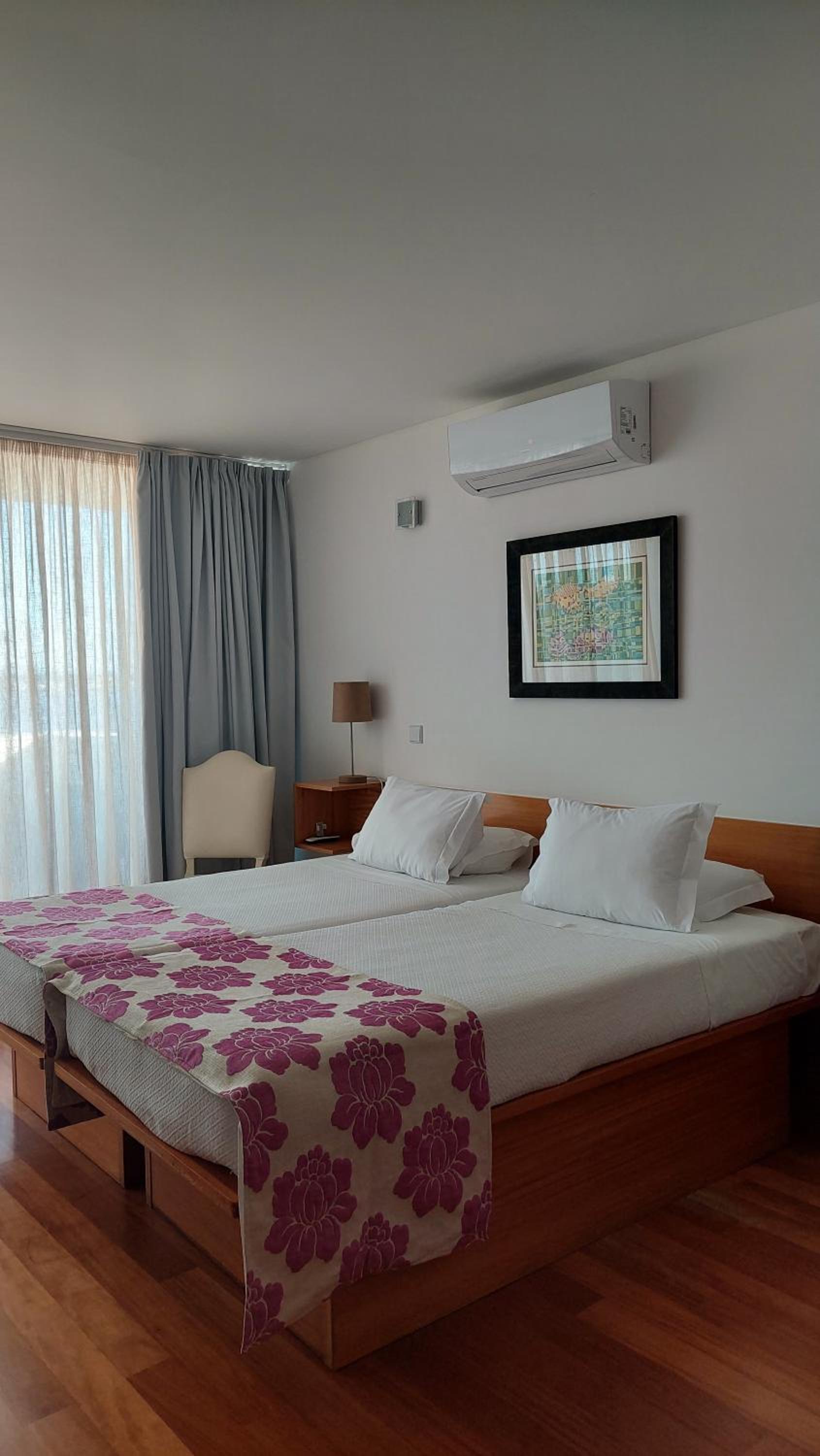 Twin Room with Lake View - Photo 1