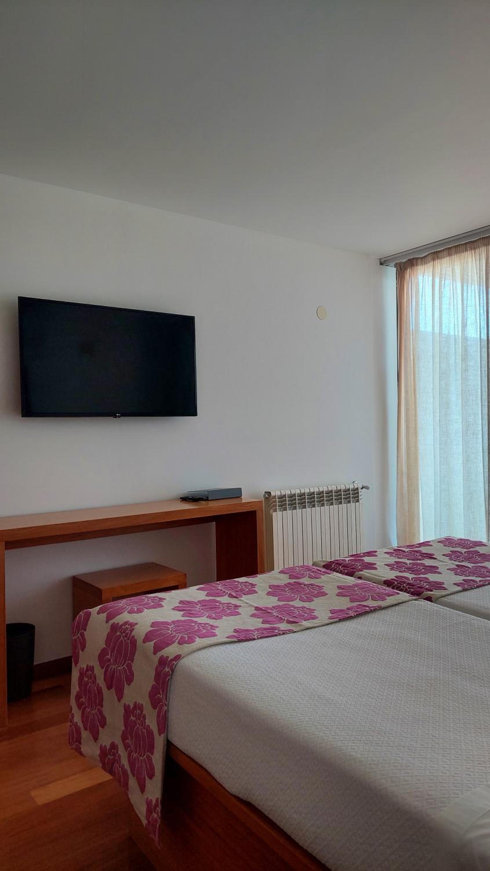 Twin Room with Lake View - Photo 2
