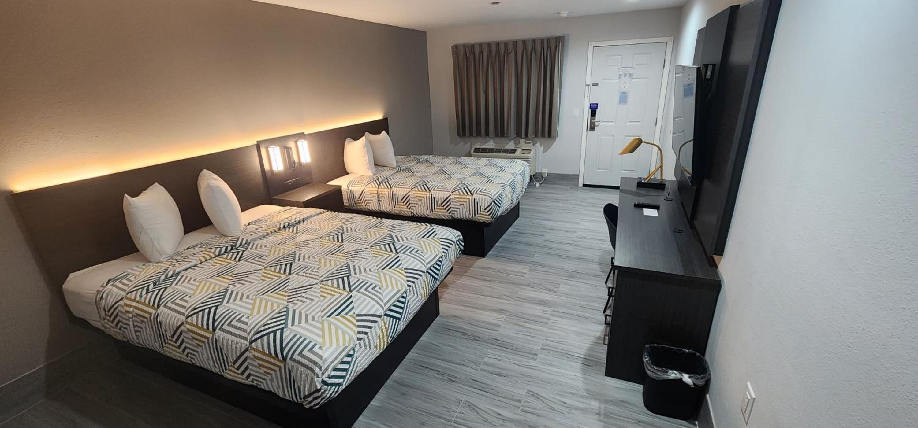Queen Room with Two Queen Beds - Non-Smoking - Photo 9