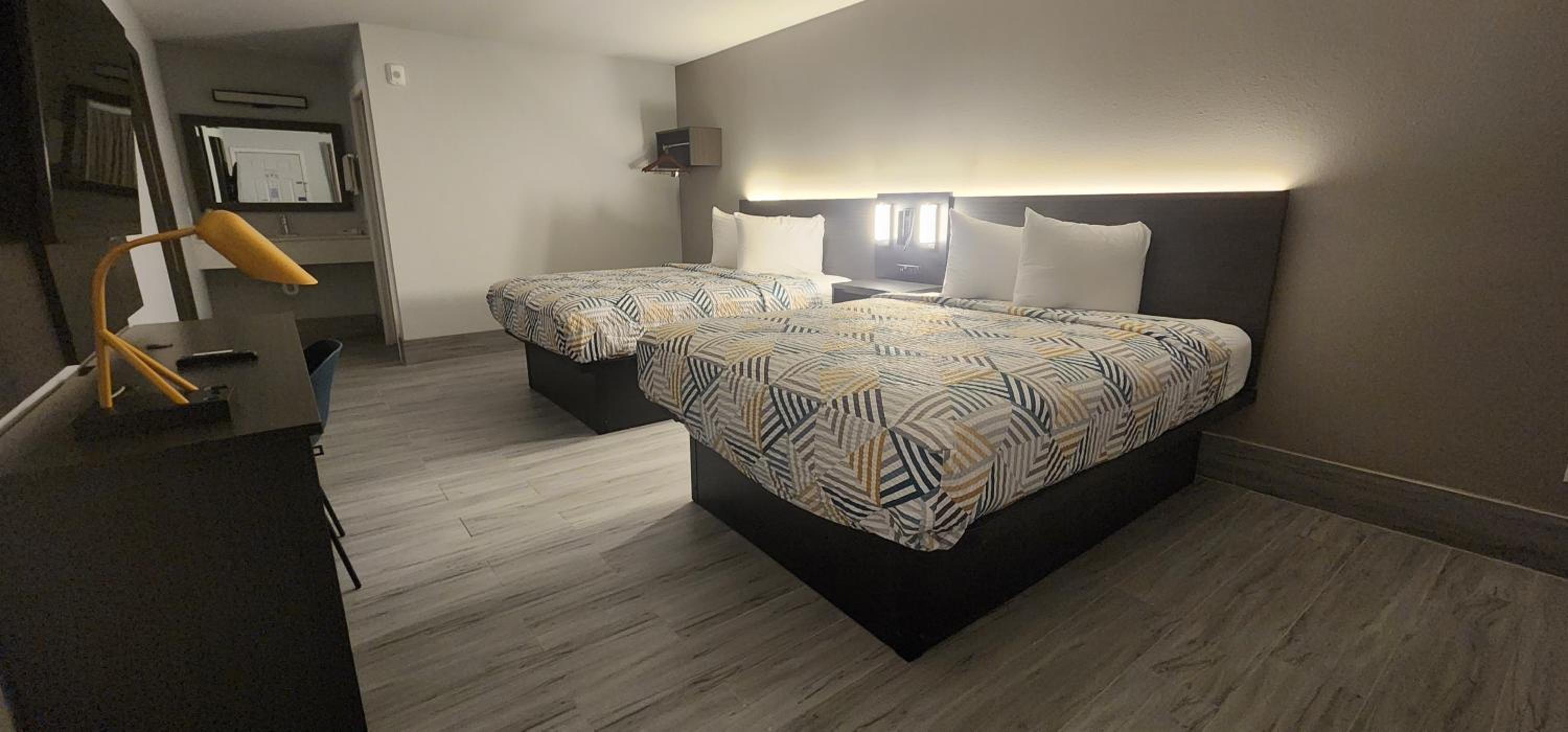 Queen Room with Two Queen Beds - Non-Smoking - Photo 14