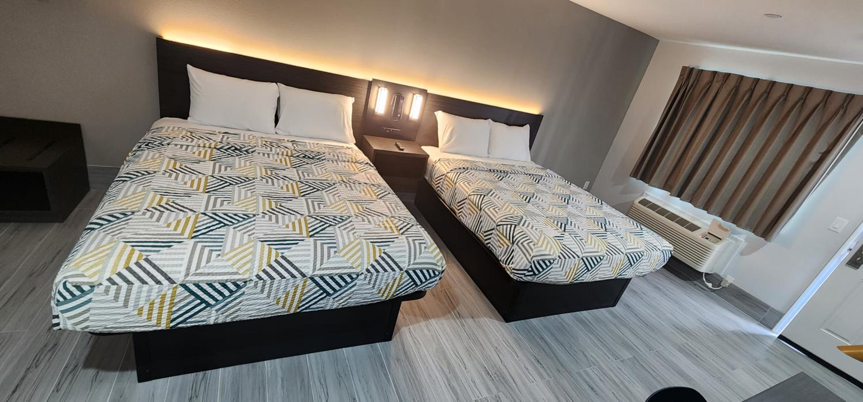 Queen Room with Two Queen Beds - Non-Smoking - Photo 10