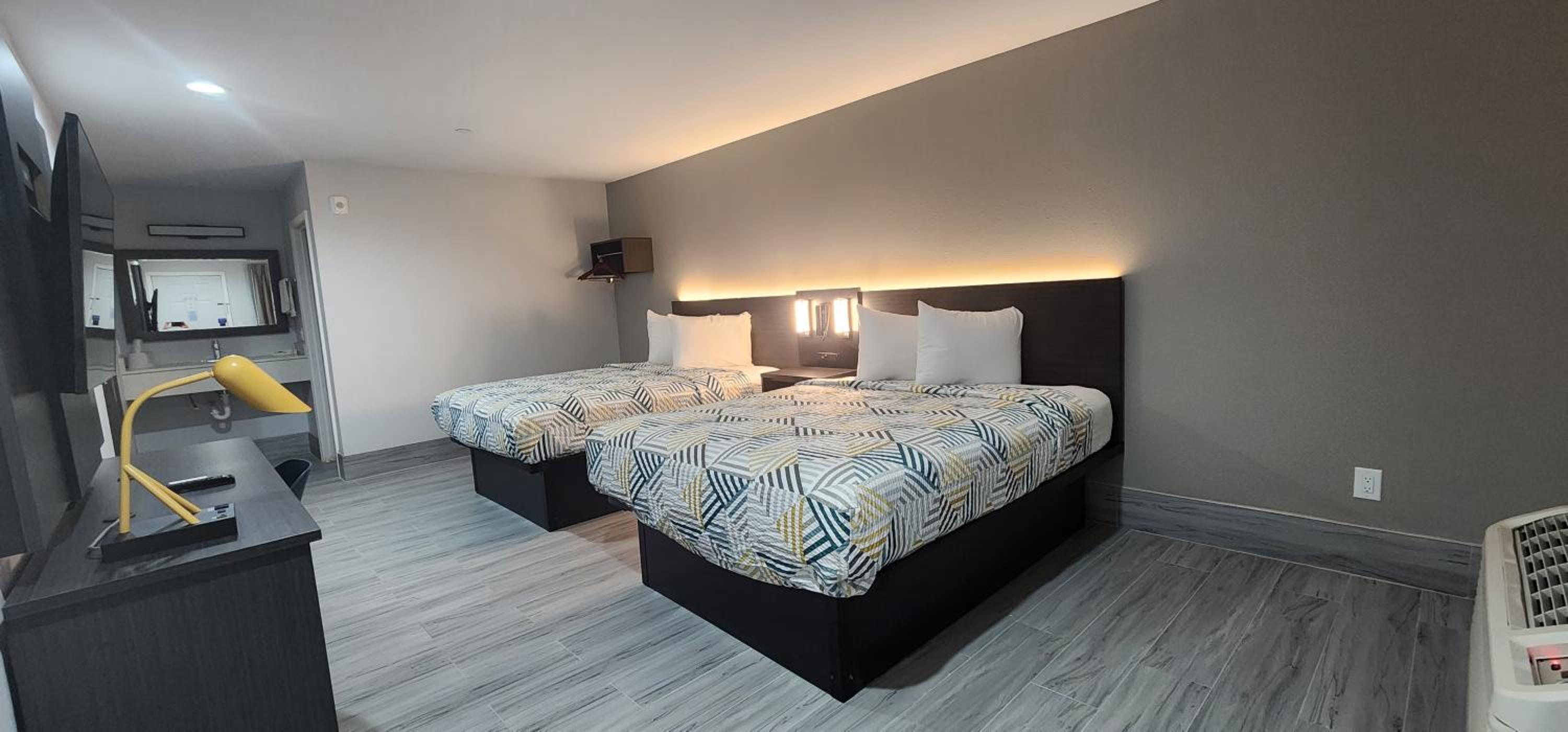 Queen Room with Two Queen Beds - Non-Smoking - Photo 19
