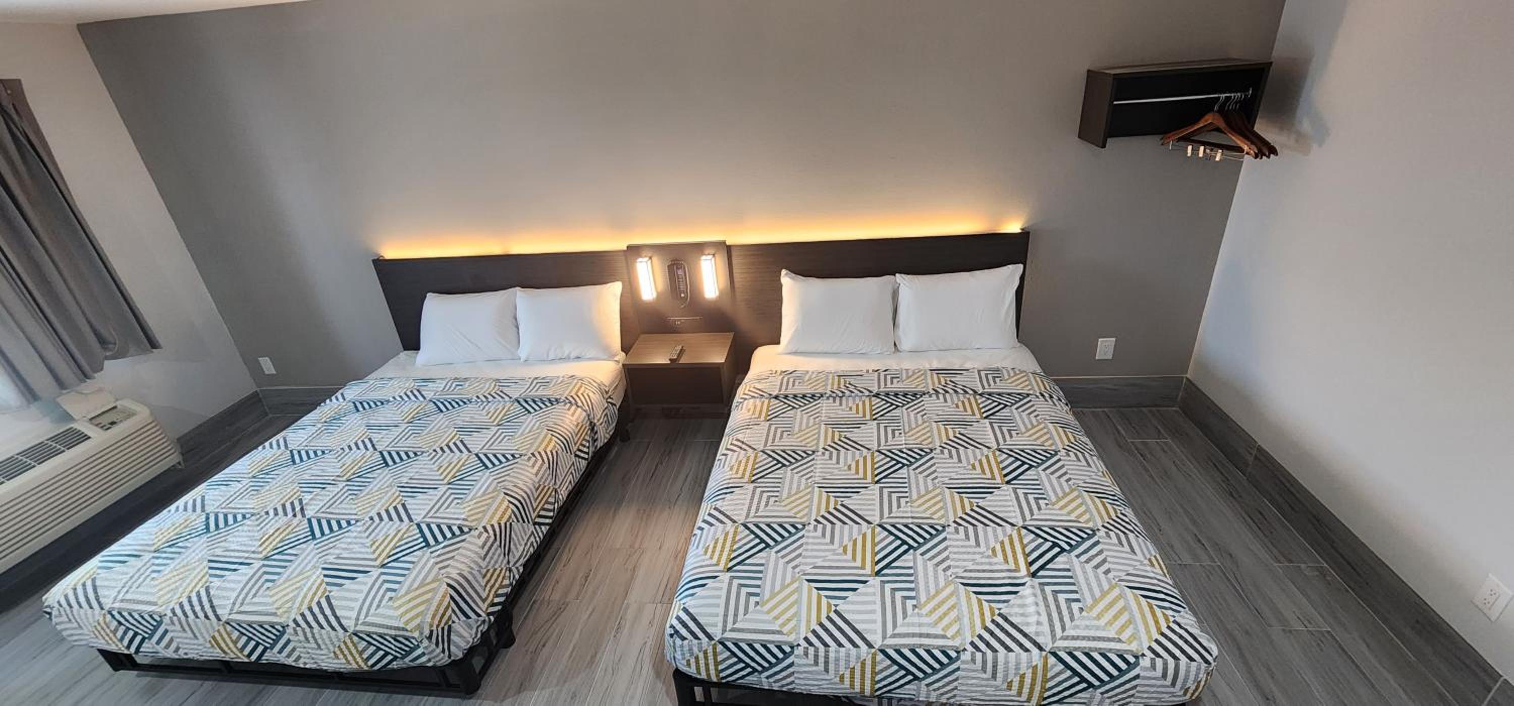 Queen Room with Two Queen Beds - Non-Smoking - Photo 15