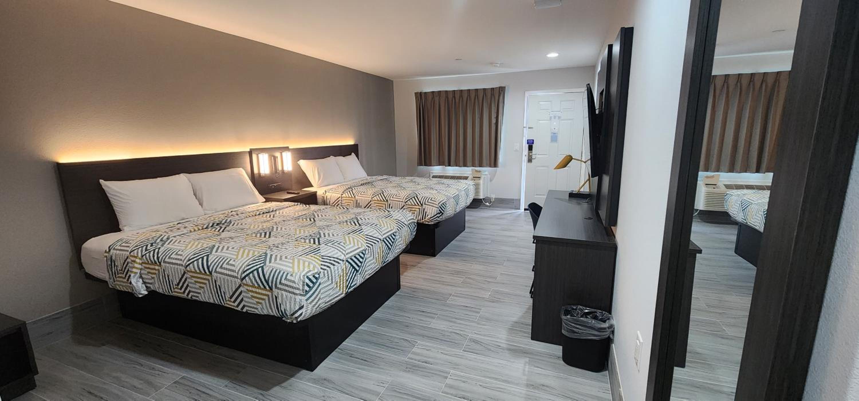 Queen Room with Two Queen Beds - Non-Smoking - Photo 12