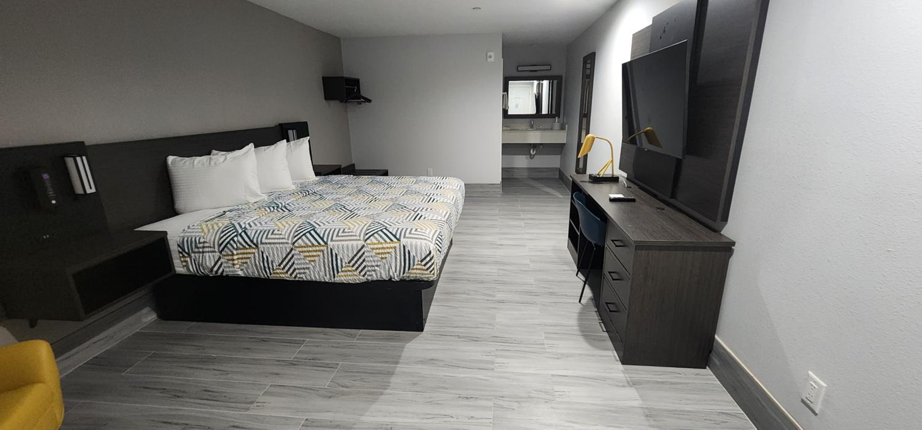 King Room - Non-Smoking - Photo 12