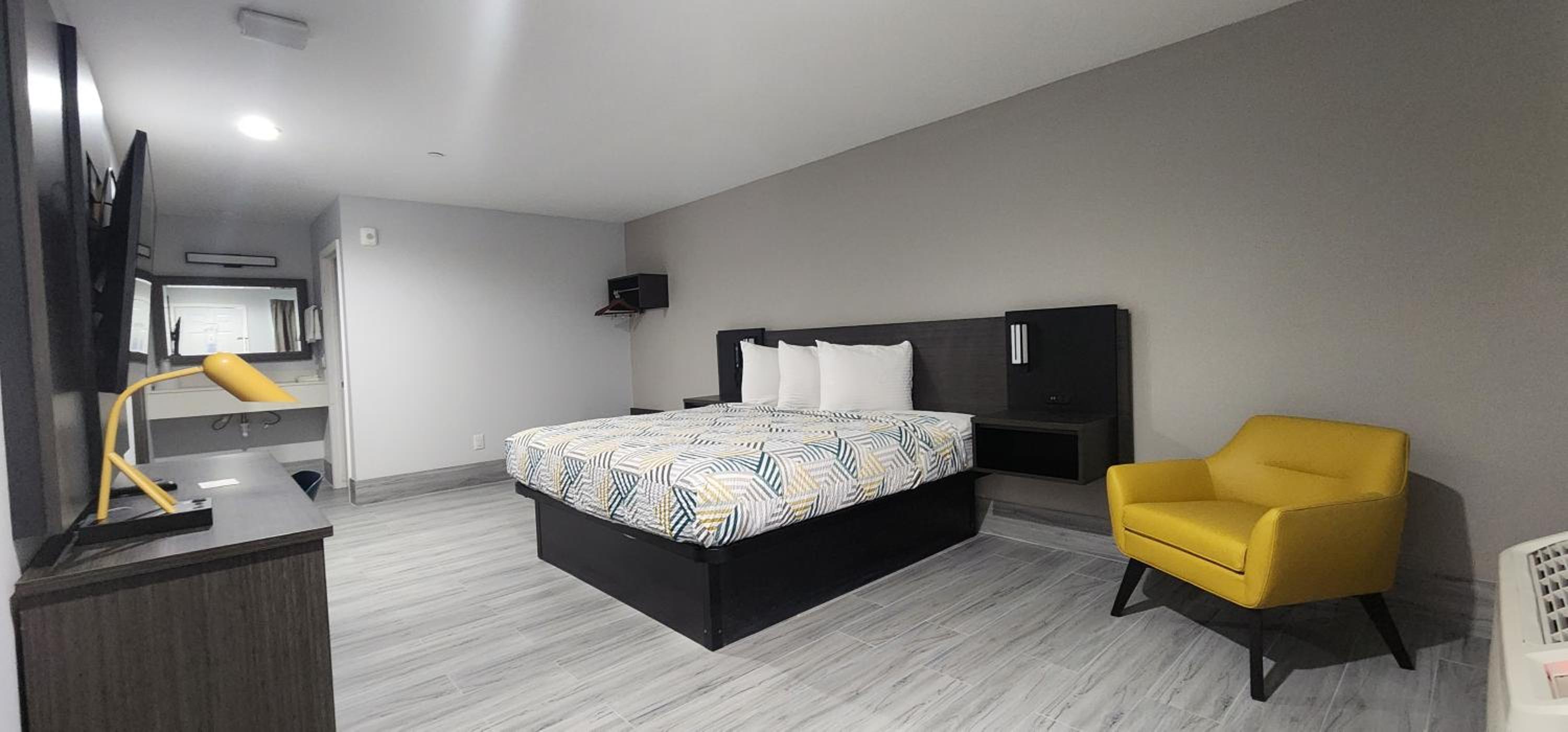 King Room - Non-Smoking - Photo 10