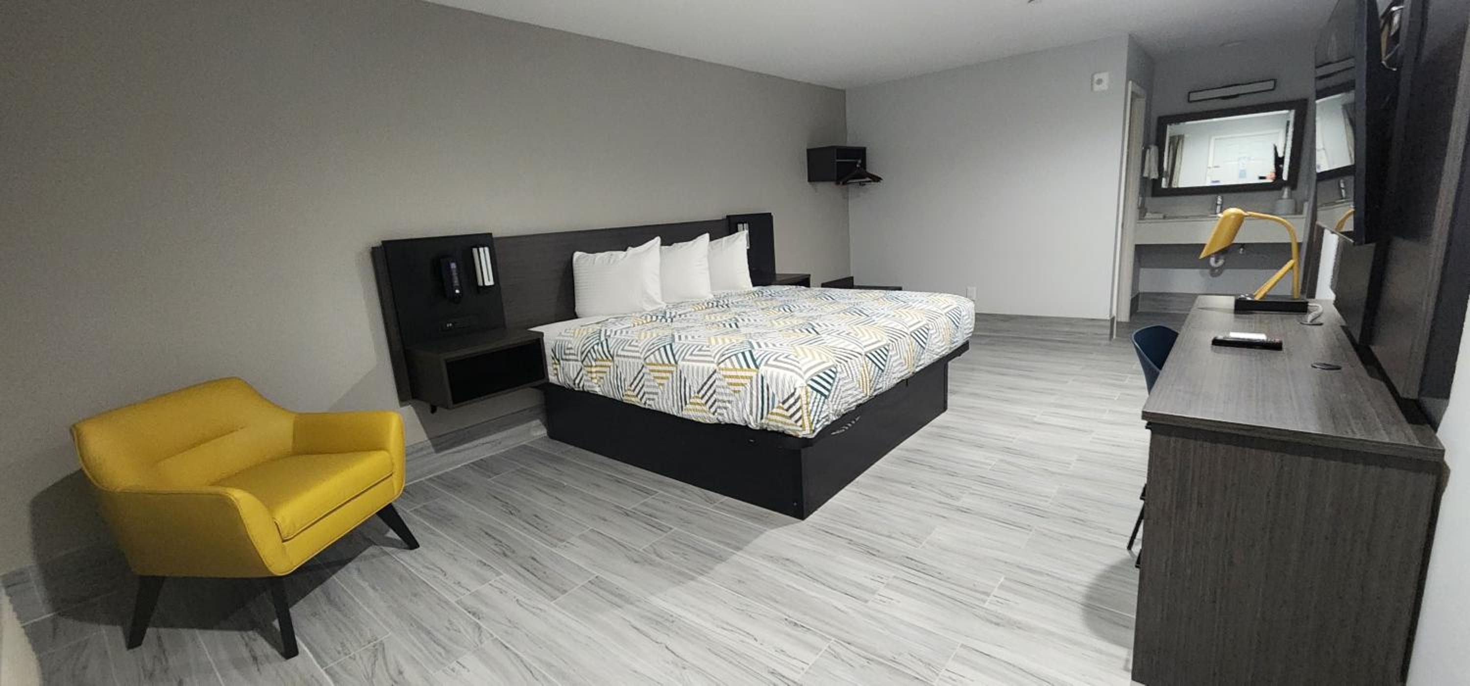 King Room - Non-Smoking - Photo 9