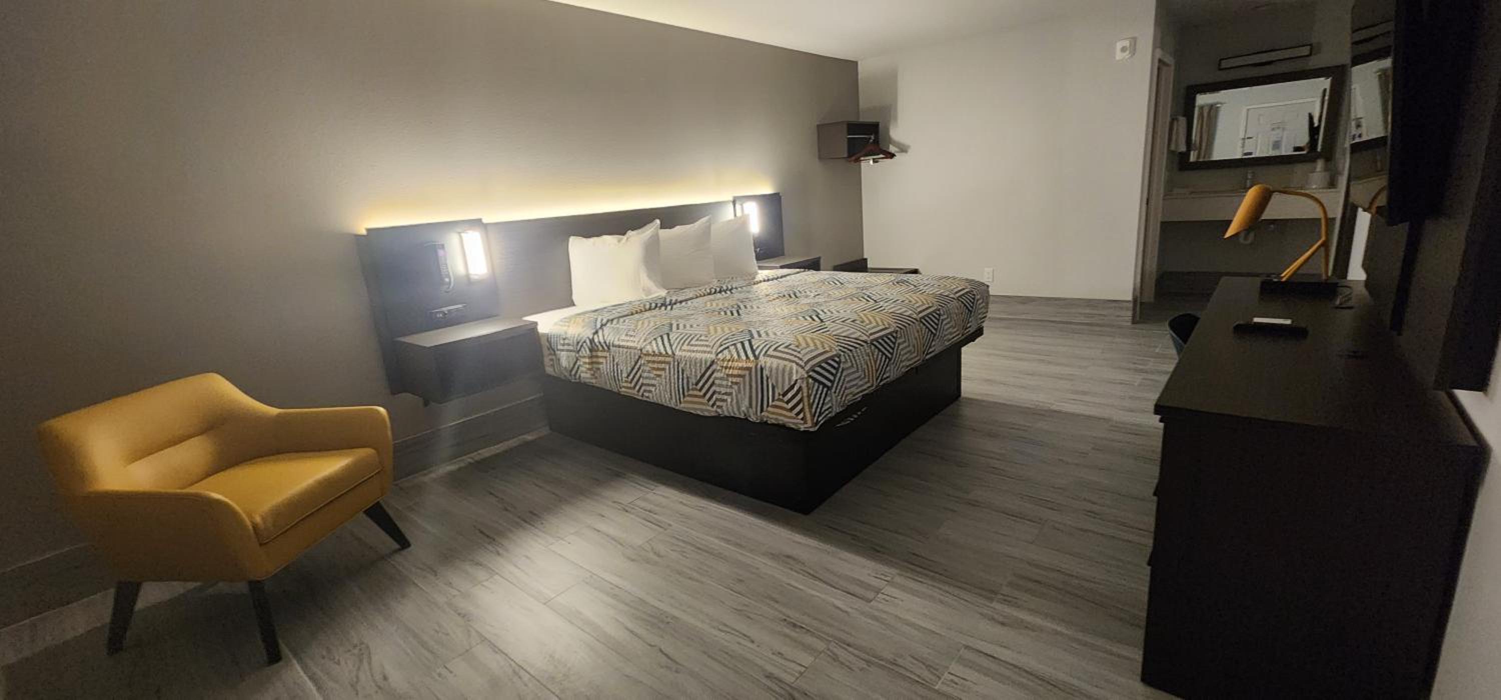 King Room - Non-Smoking - Photo 8