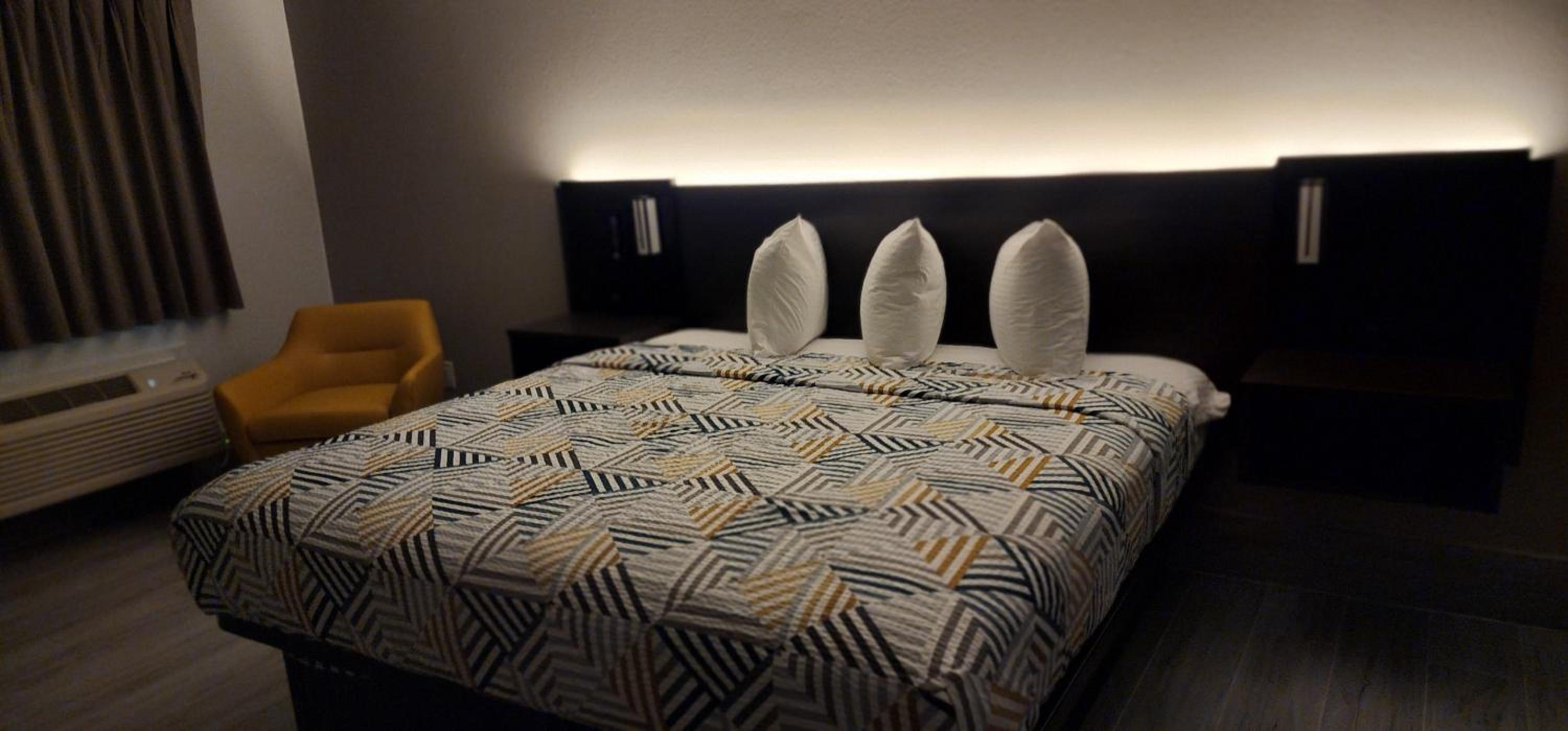 King Room - Non-Smoking - Photo 17