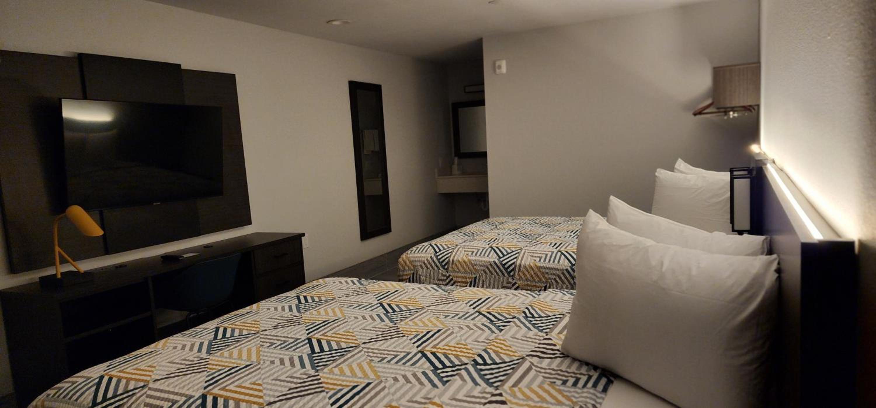Queen Room with Two Queen Beds - Non-Smoking - Photo 6