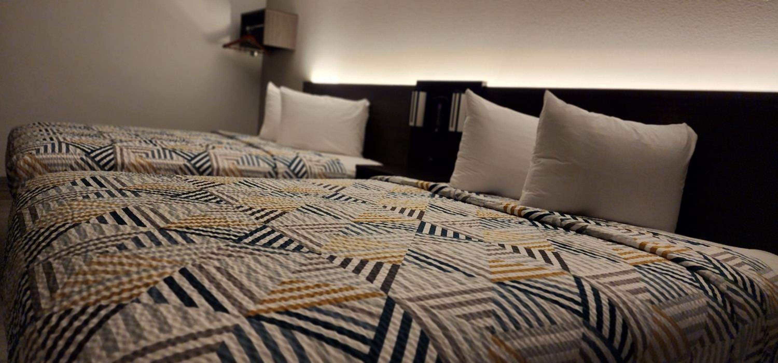 Queen Room with Two Queen Beds - Non-Smoking - Photo 4