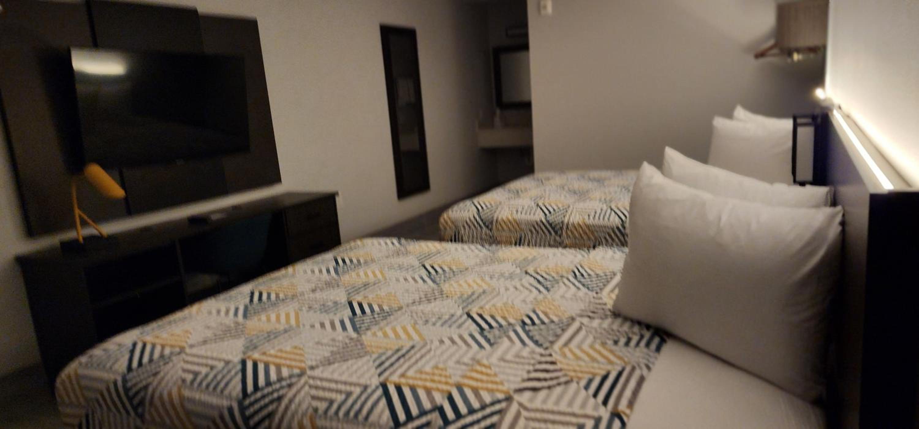 Queen Room with Two Queen Beds - Non-Smoking - Photo 3