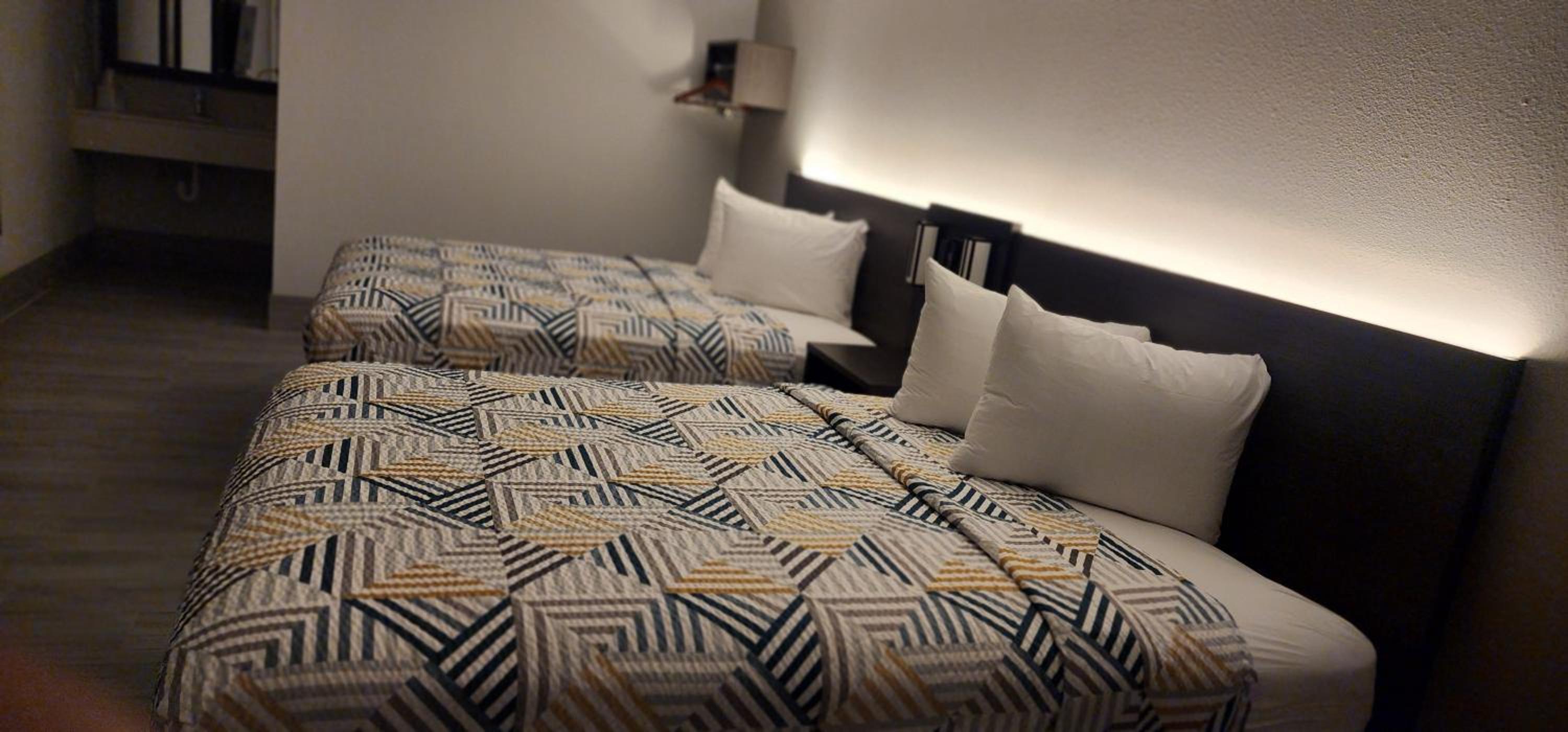 Queen Room with Two Queen Beds - Non-Smoking - Photo 2