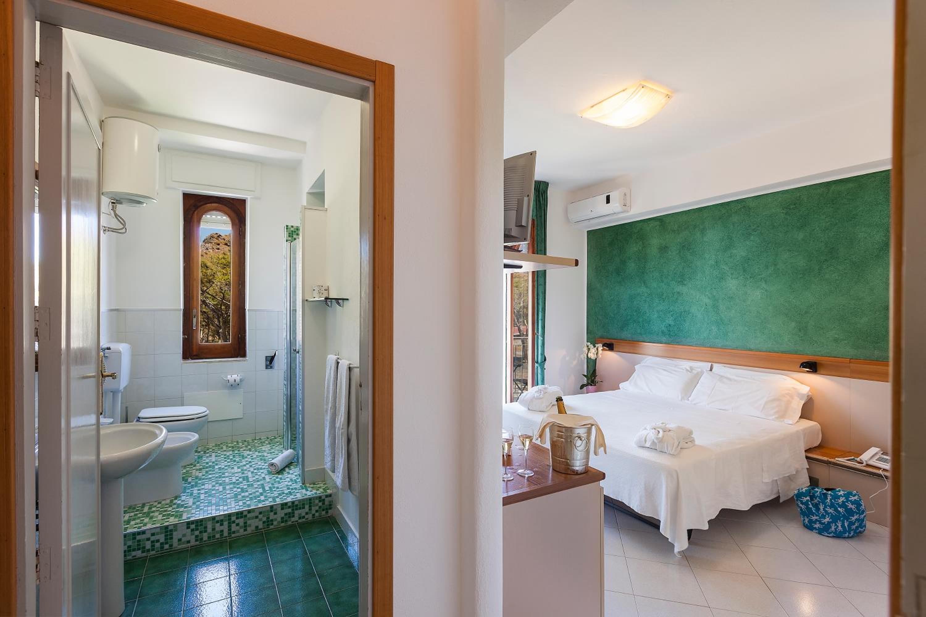 Standard Double or Twin Room - Photo 7