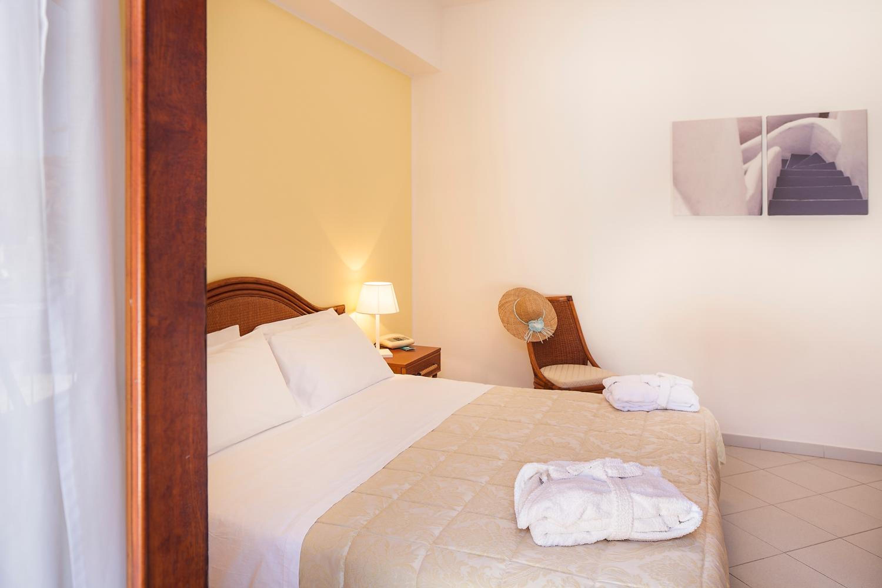 Standard Double or Twin Room - Photo 6