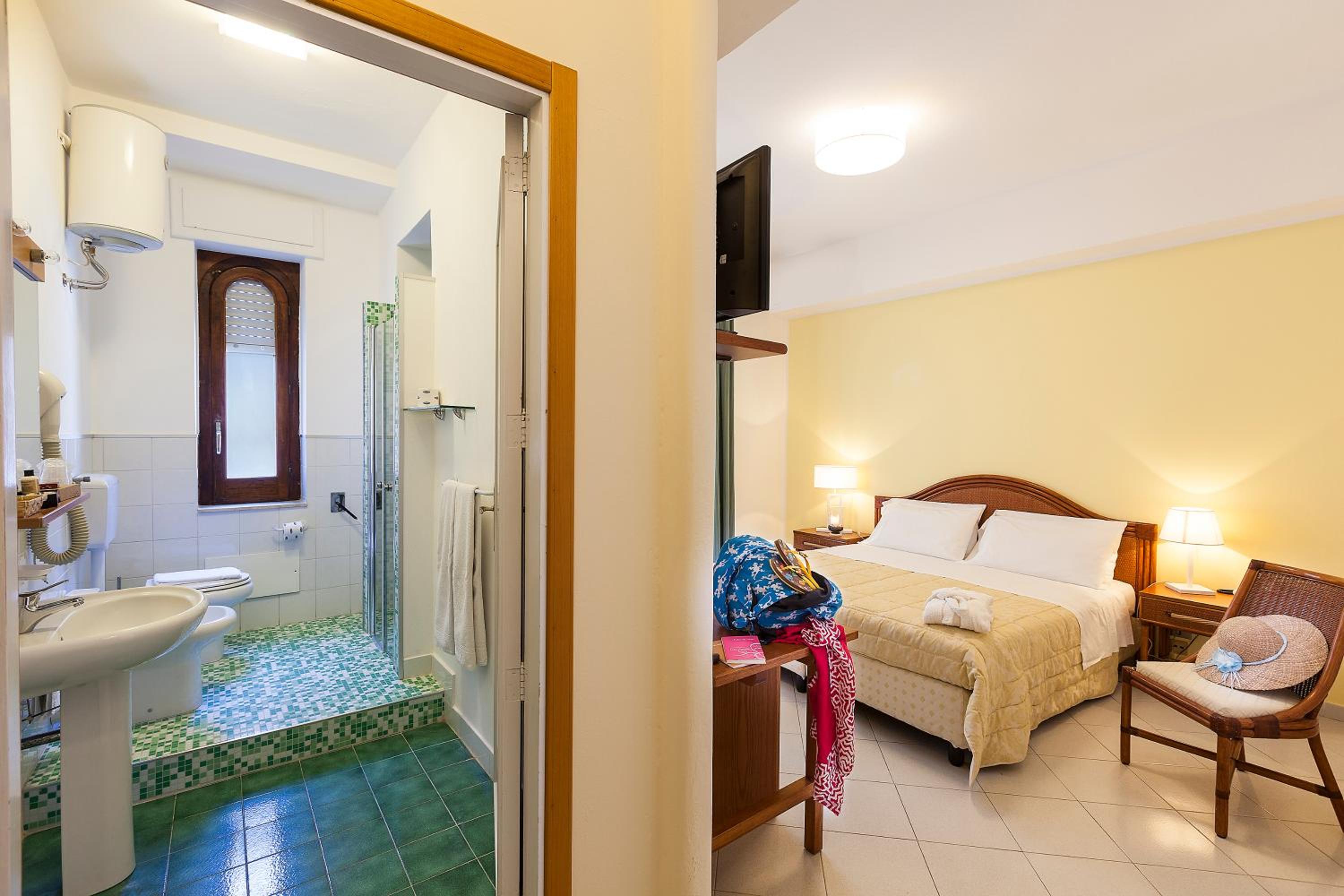 Standard Double or Twin Room - Photo 10