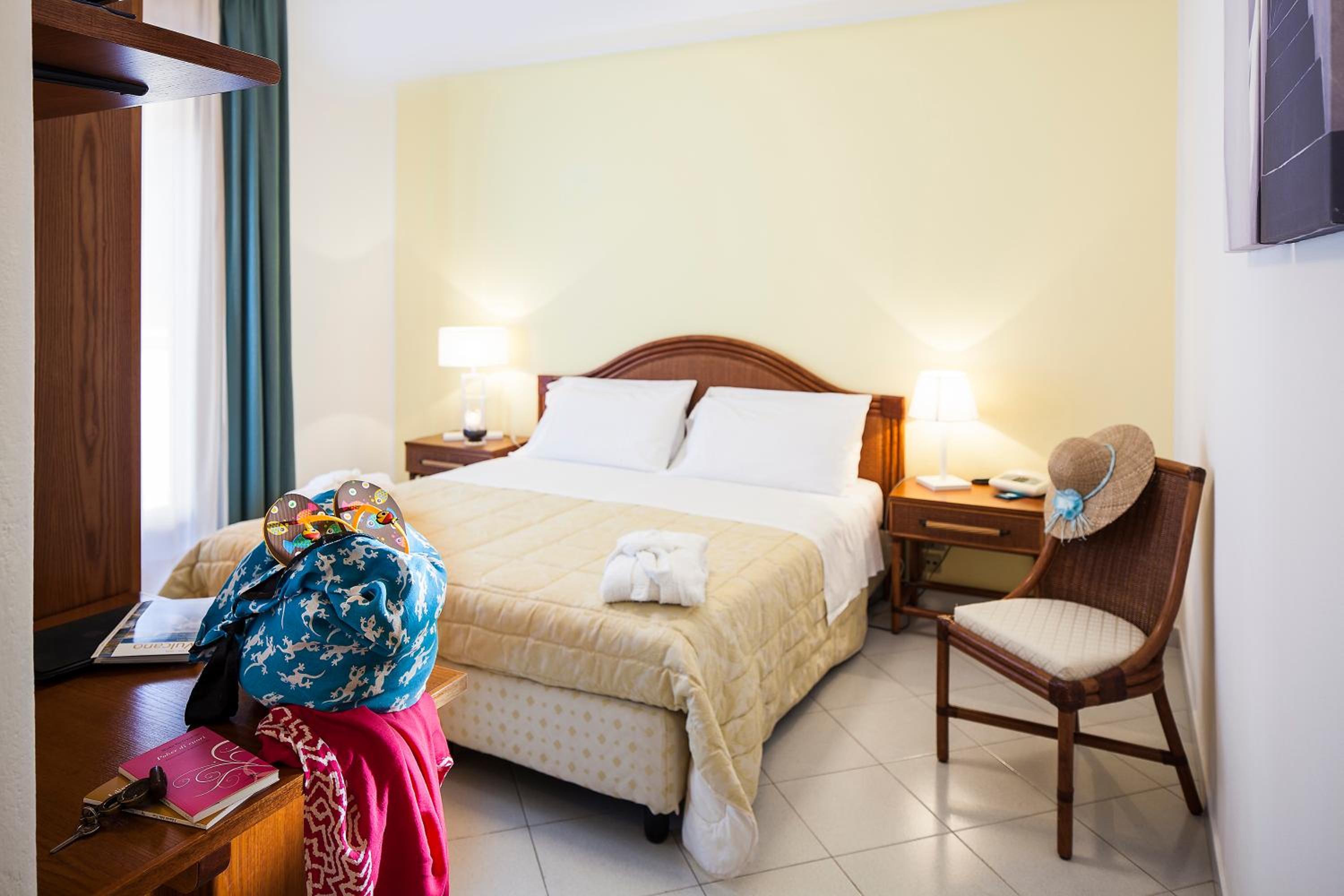 Standard Double or Twin Room - Photo 9