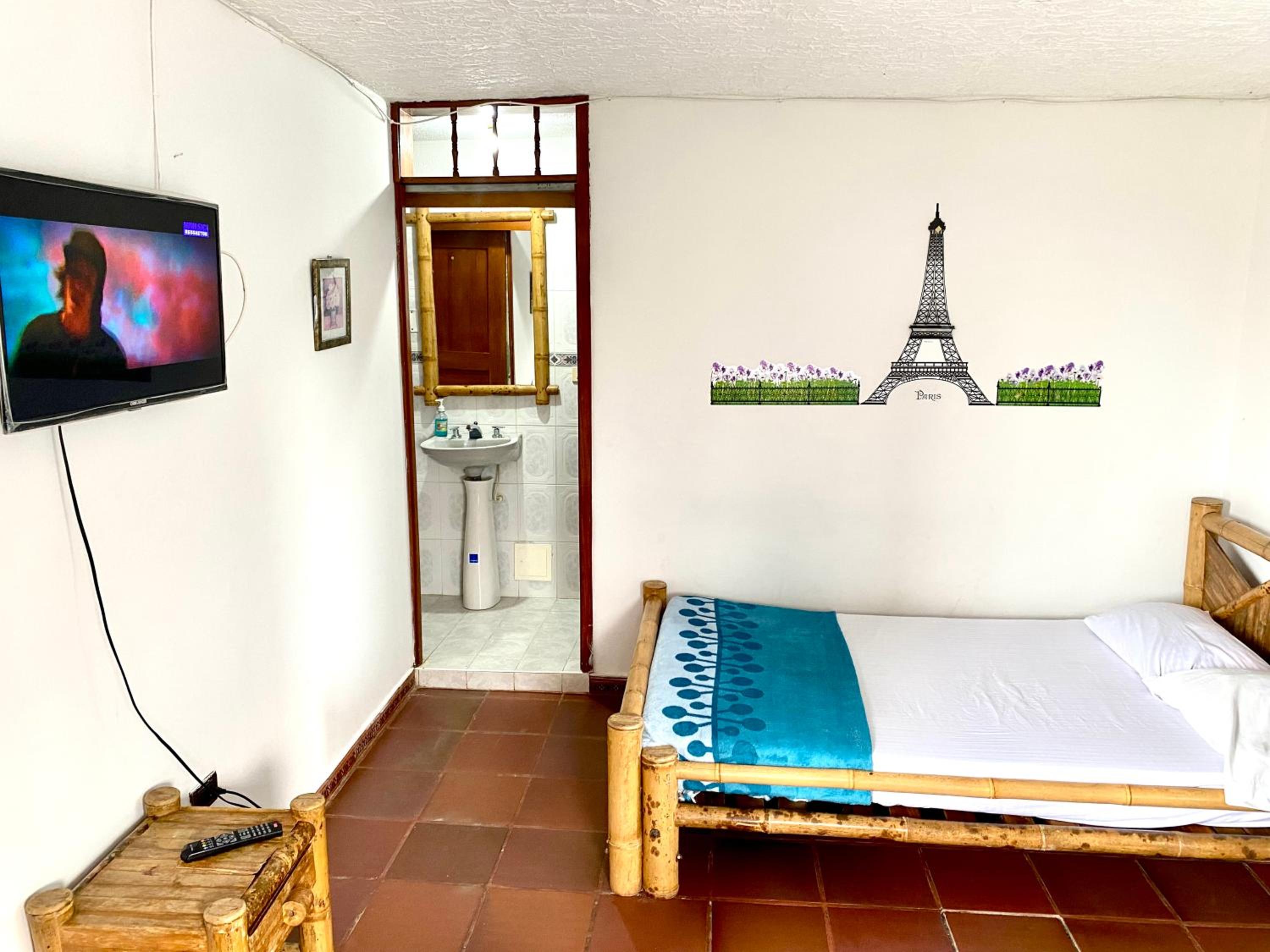 Quadruple Room with Private Bathroom photo 3
