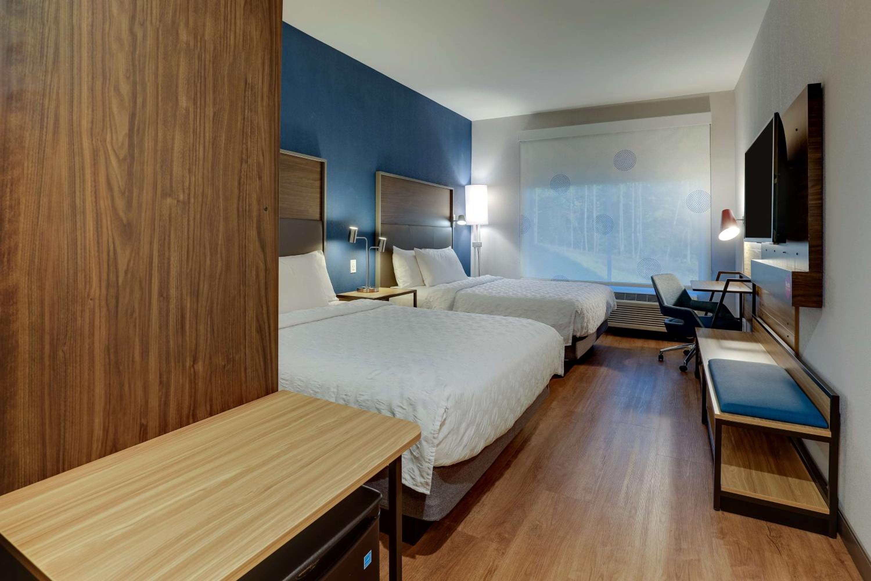 Queen Room with Two Queen Beds and Walk-In Shower - Photo 2