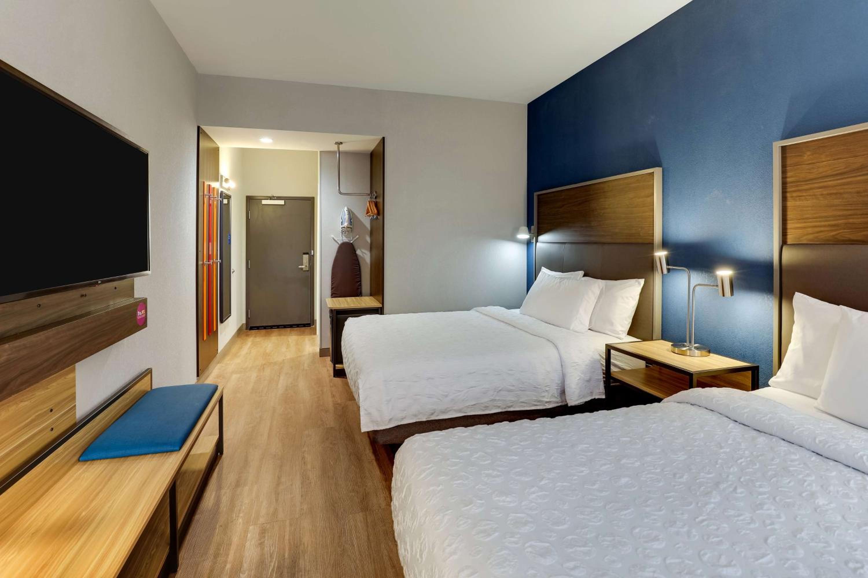 Queen Room with Two Queen Beds and Walk-In Shower - Photo 3