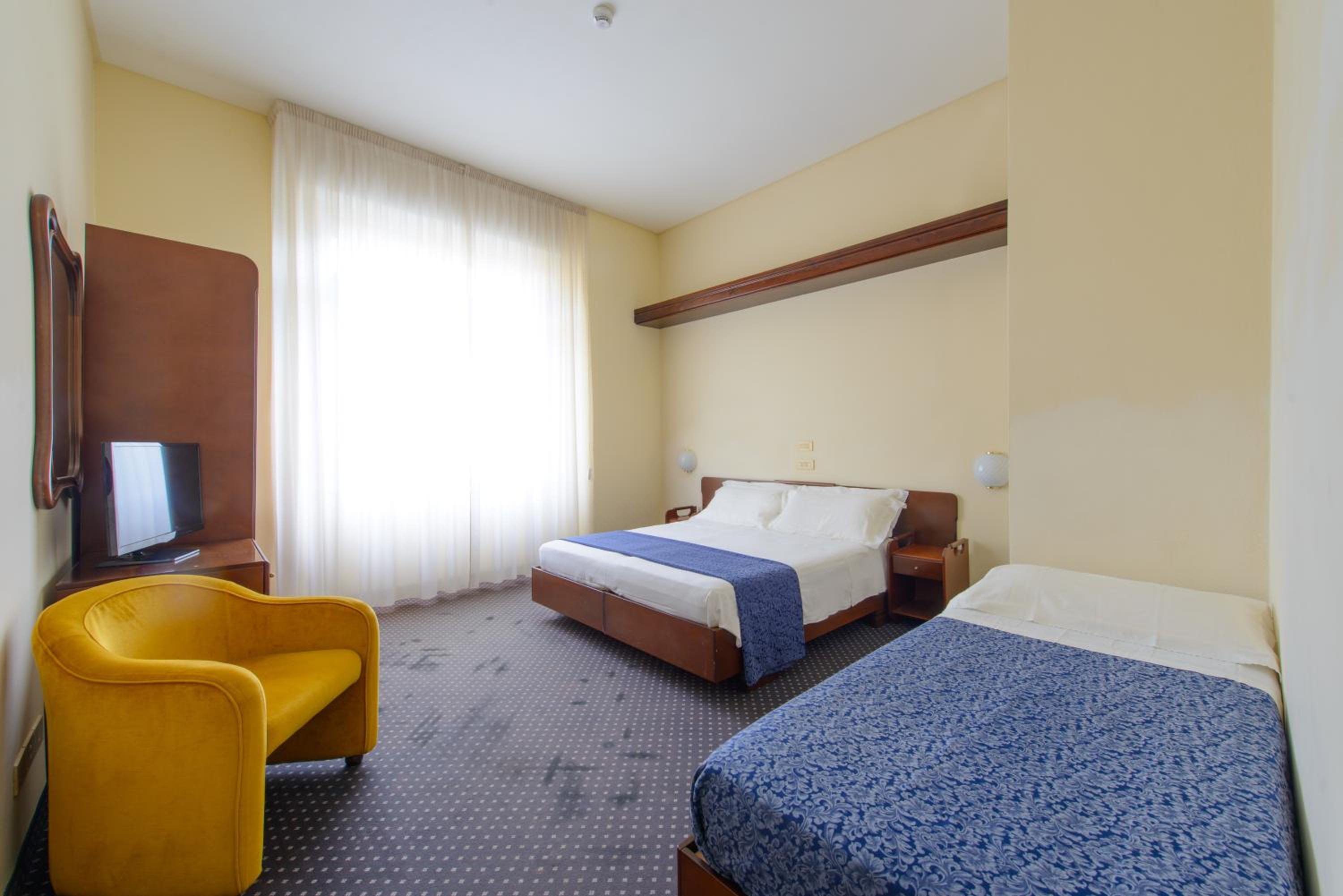 Economy Triple Room - Photo 2