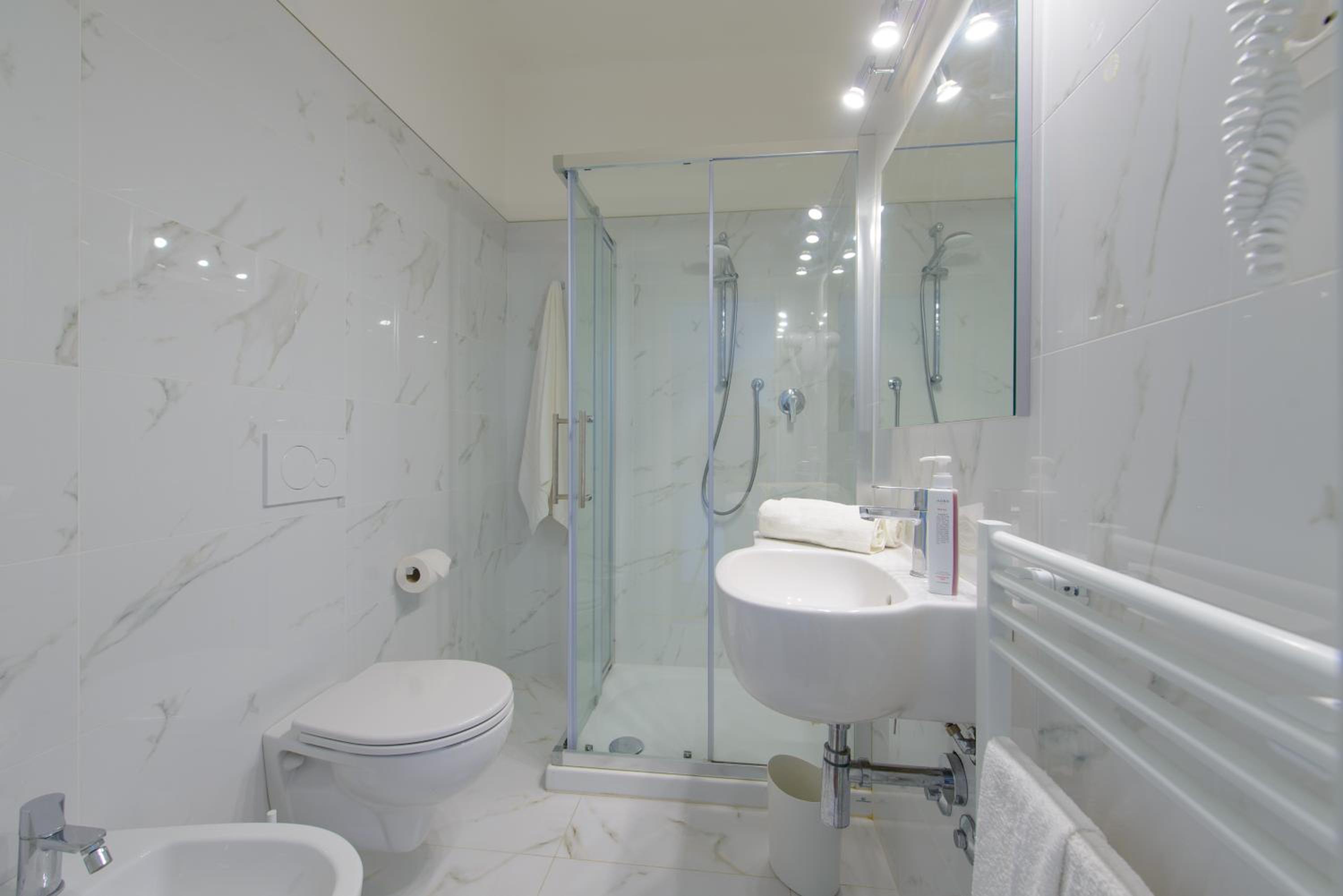 Standard Double or Twin Room - Photo 2
