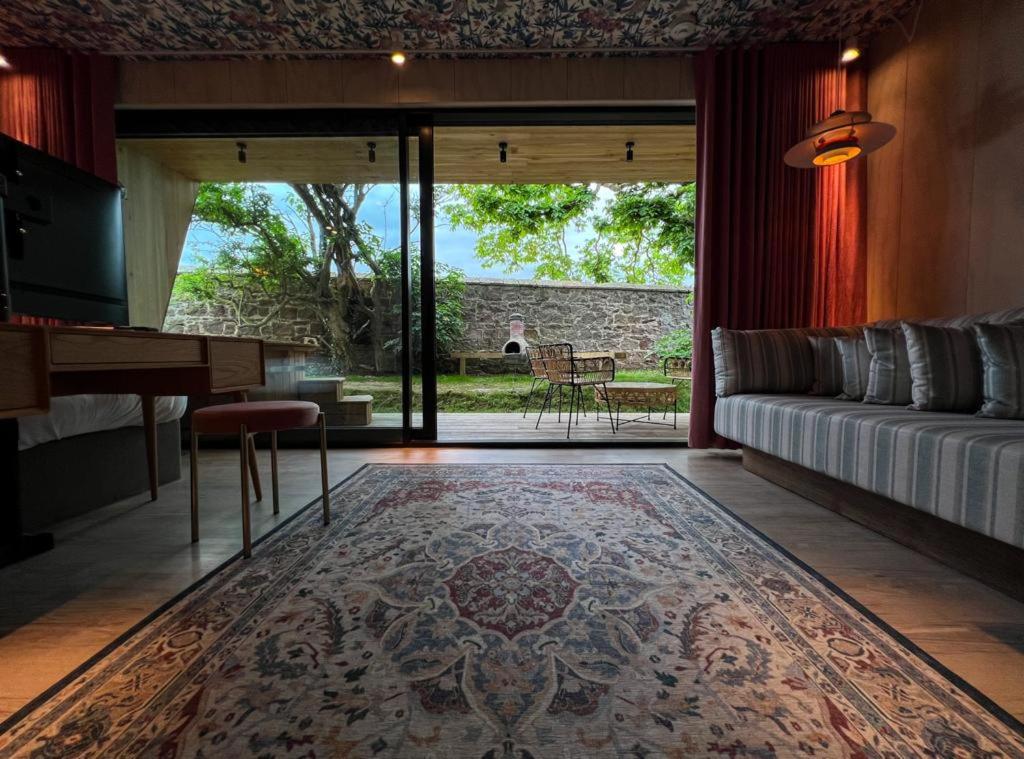 Ultimate Garden Room with Hot Tub - Photo 4
