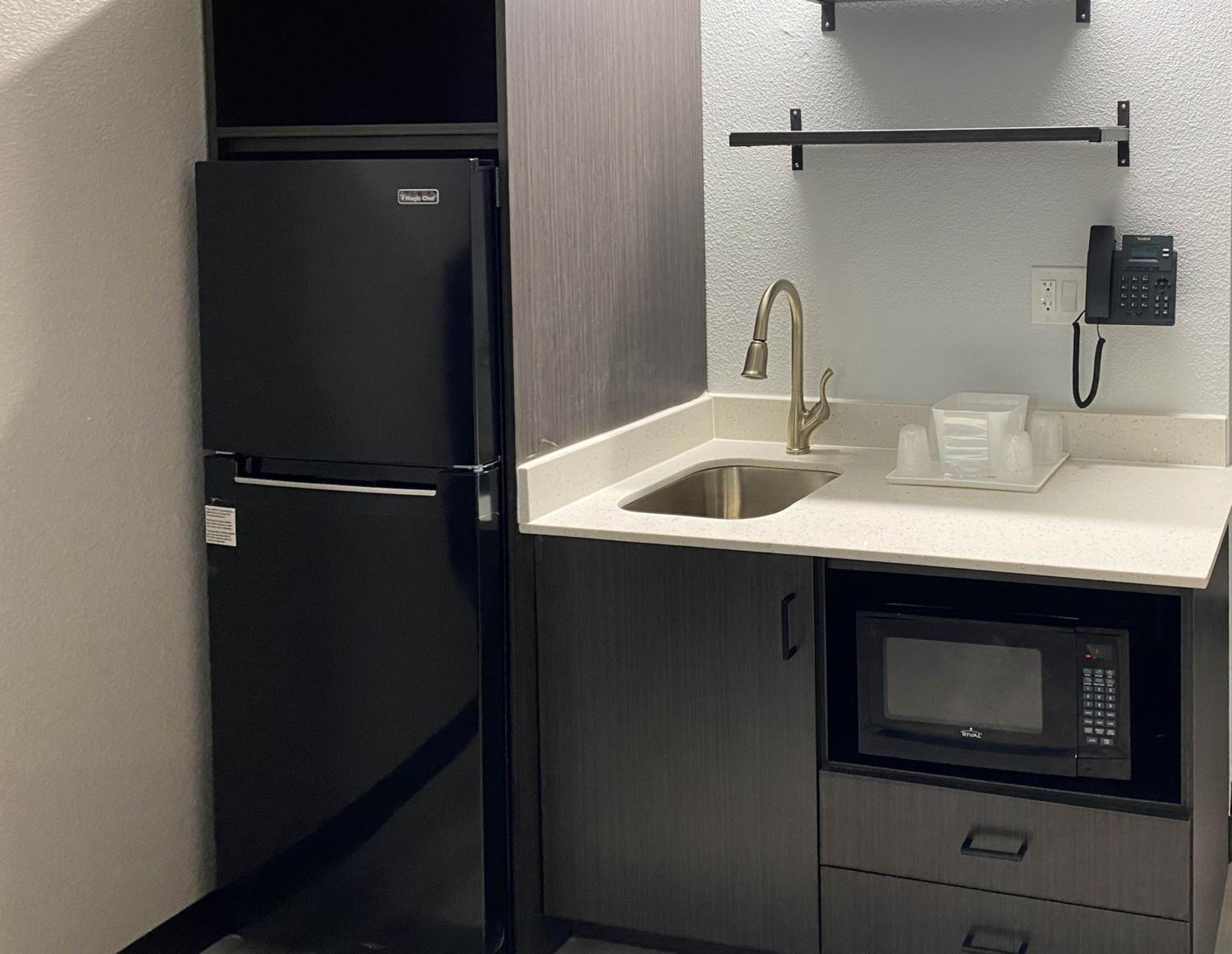Deluxe King Room - Non-Smoking - Photo 8